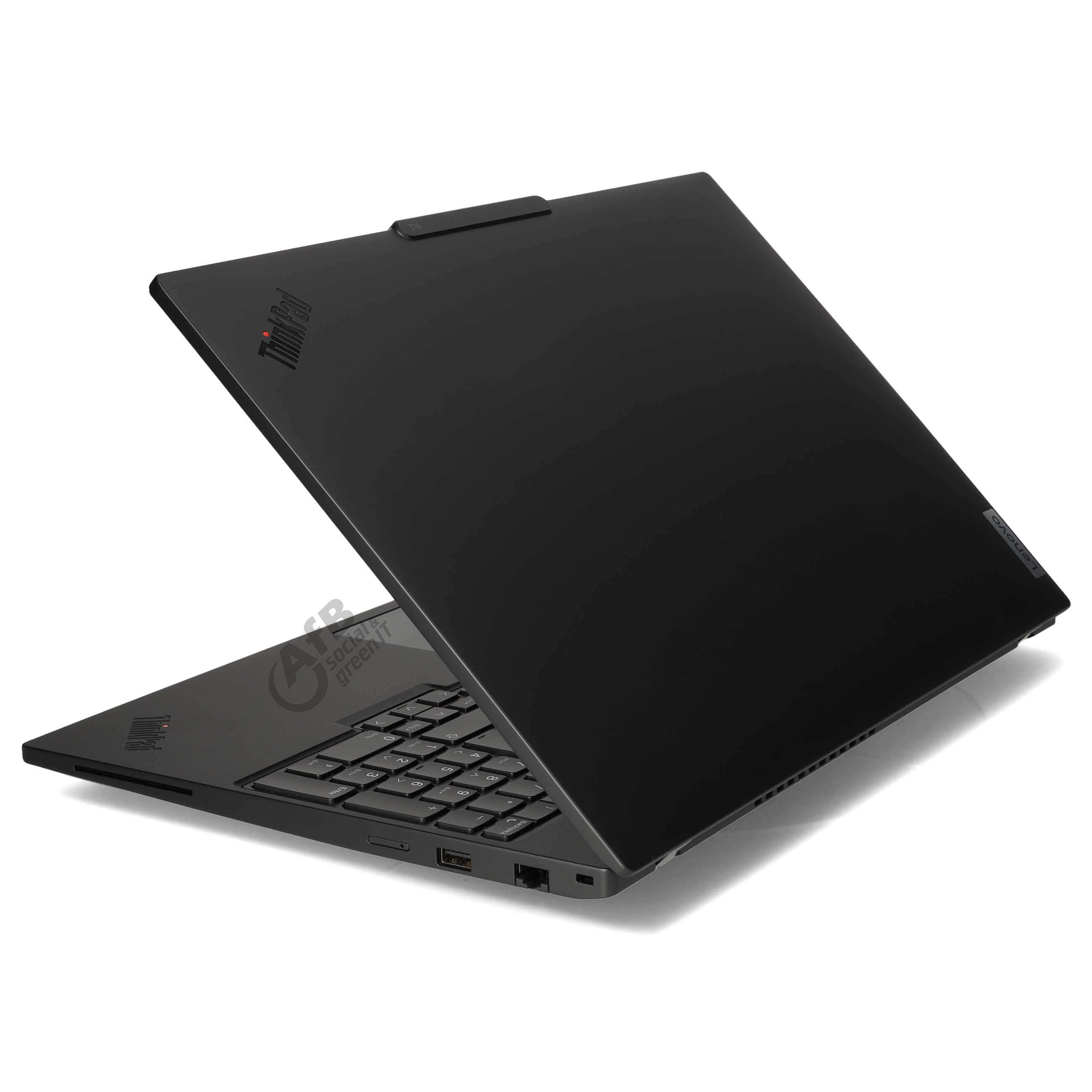 Ein schwarzer Lenovo ThinkPad Laptop wird schräg gezeigt und zeigt Tastatur, Anschlüsse und Deckel mit Logo.