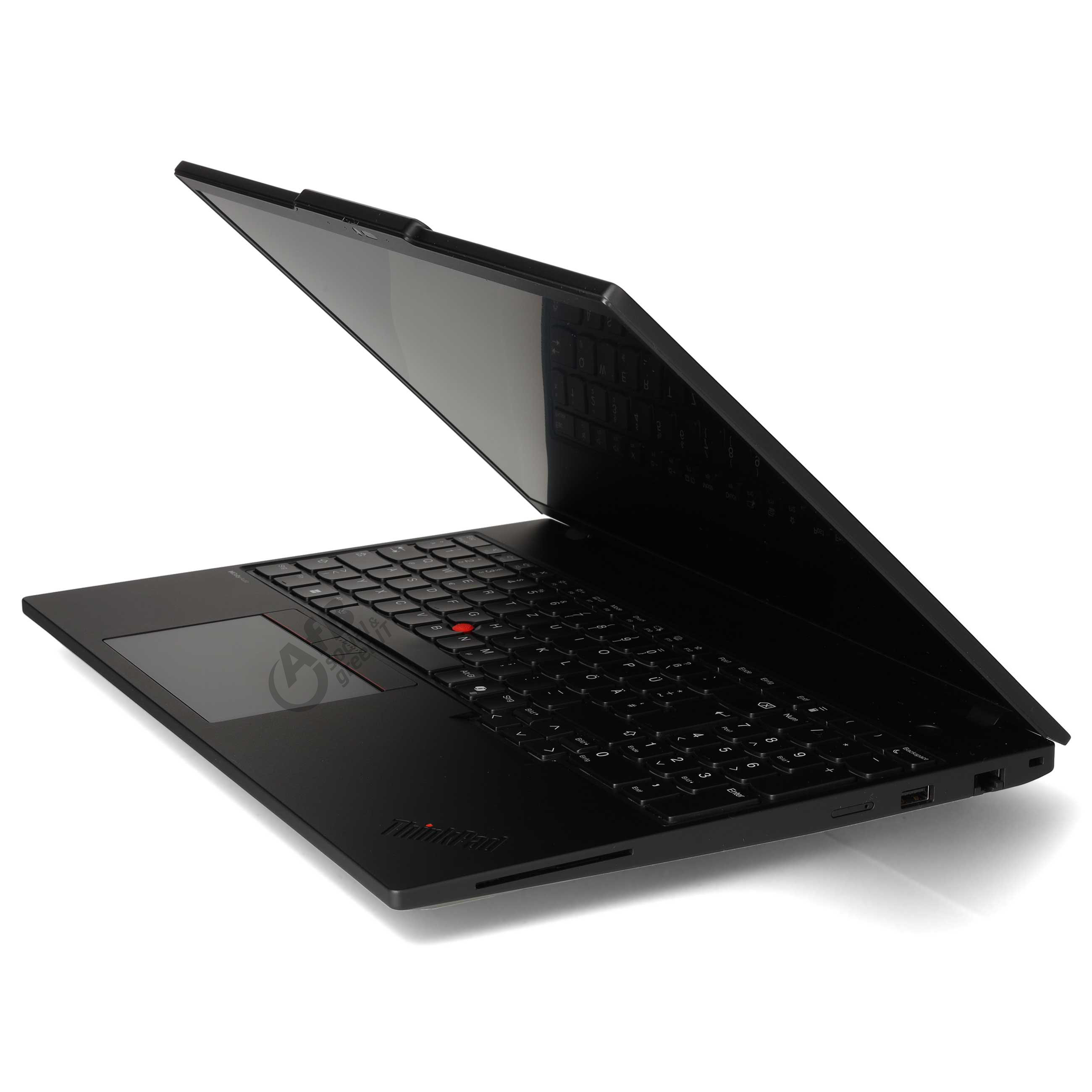Ein offener schwarzer Laptop steht auf einer weißen Oberfläche, seitlich fotografiert.