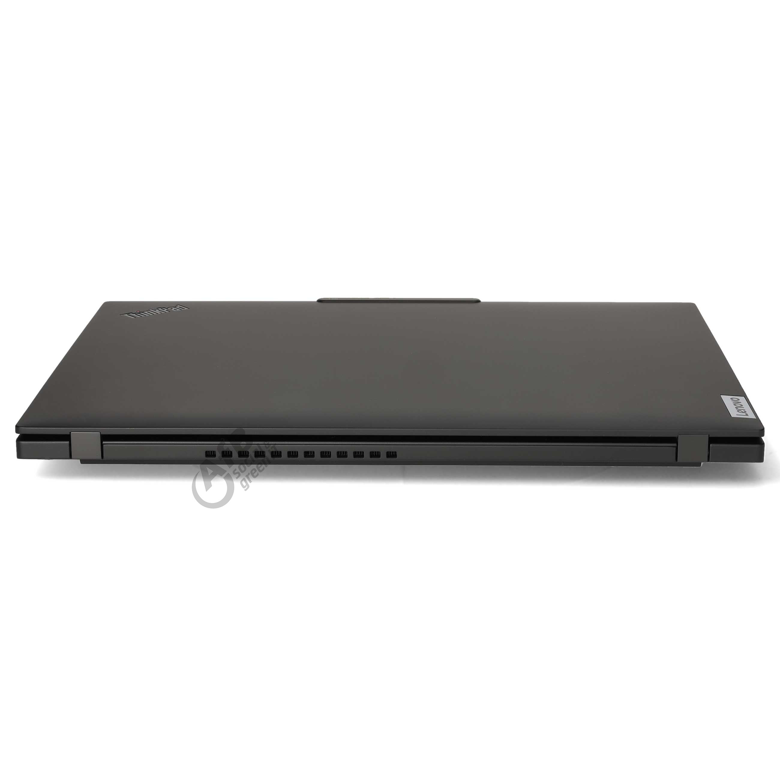 Ein geschlossener schwarzer Laptop steht auf einer weißen Oberfläche mit sichtbarem Lenovo-Logo.