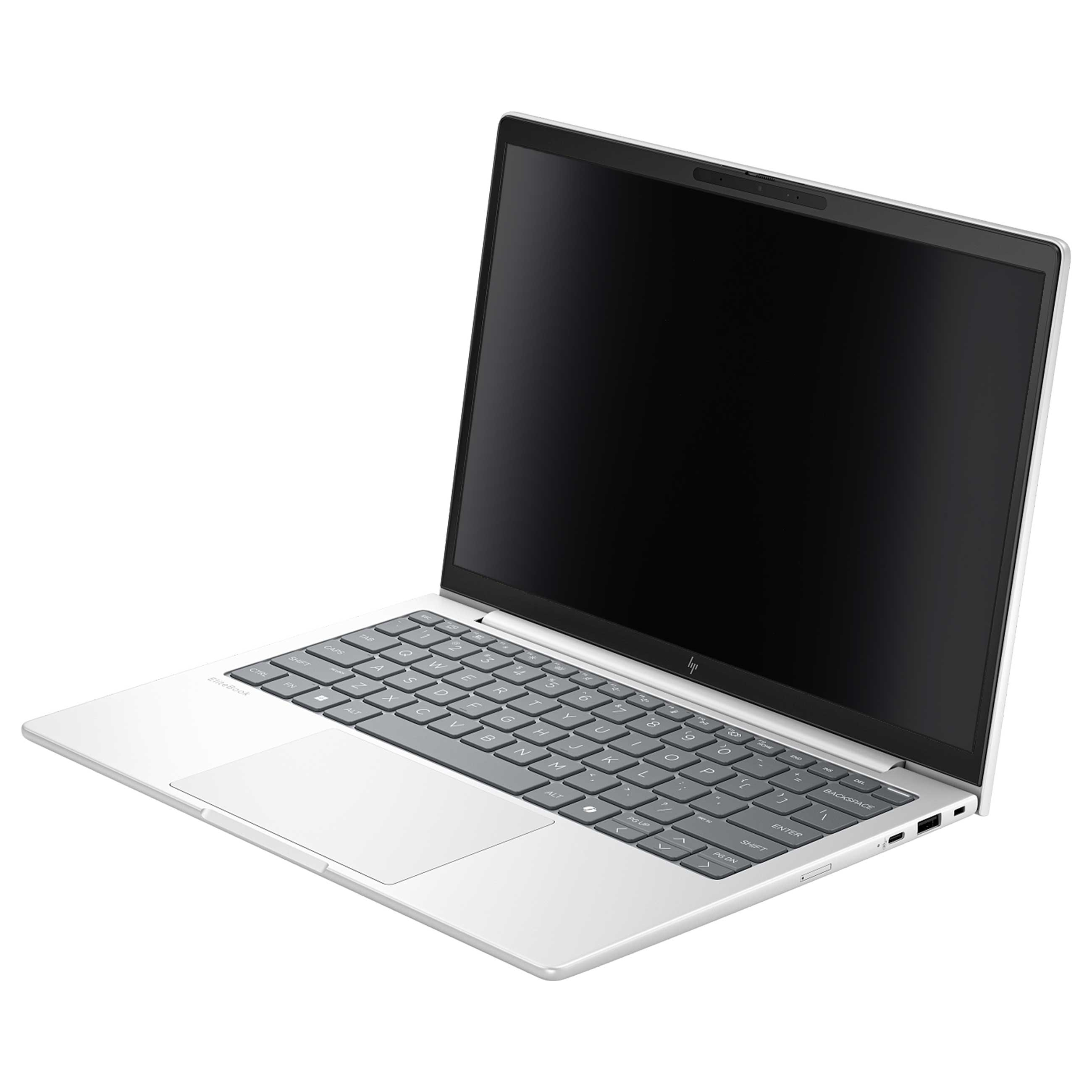 Ein silberner Laptop mit schwarzem Bildschirm wird schräg auf weißem Hintergrund gezeigt.