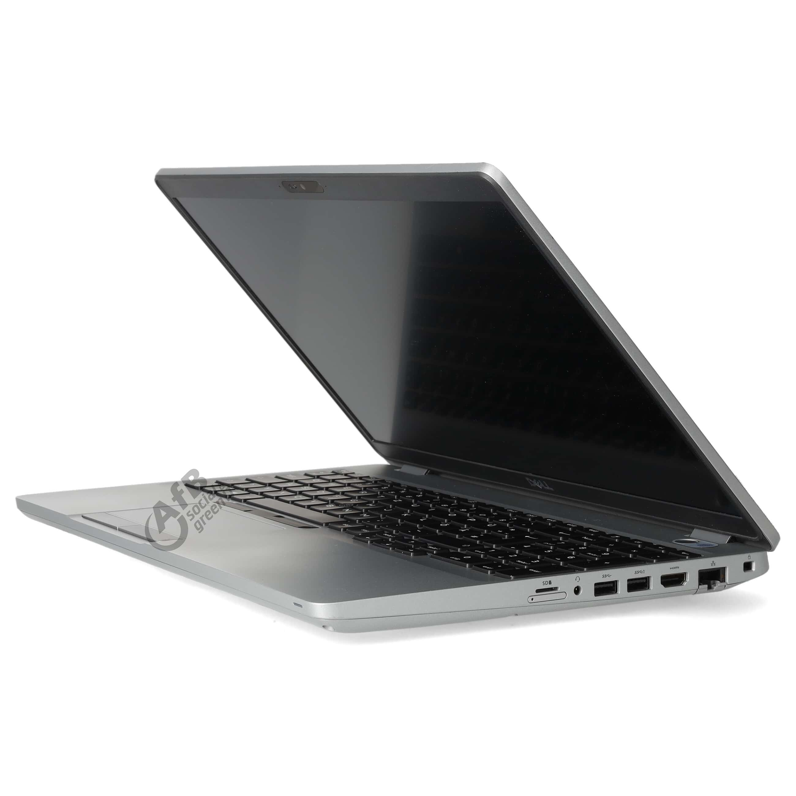 Ein offener silberner Laptop mit schwarzer Tastatur und sichtbaren Anschlüssen an der Seite auf weißem Hintergrund.