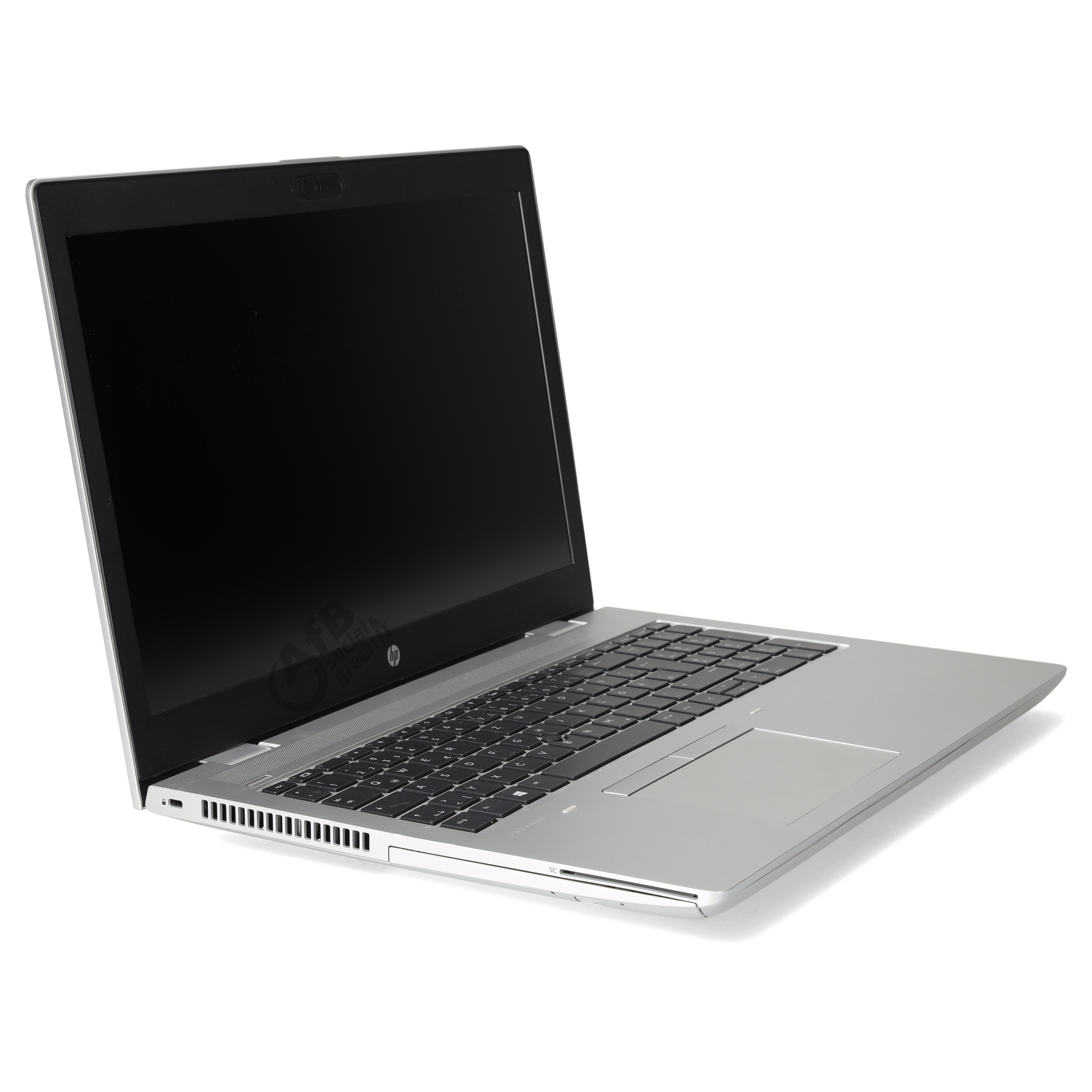 Ein silberner HP Laptop steht leicht angewinkelt auf weißem Grund vor einer weißen Kulisse.