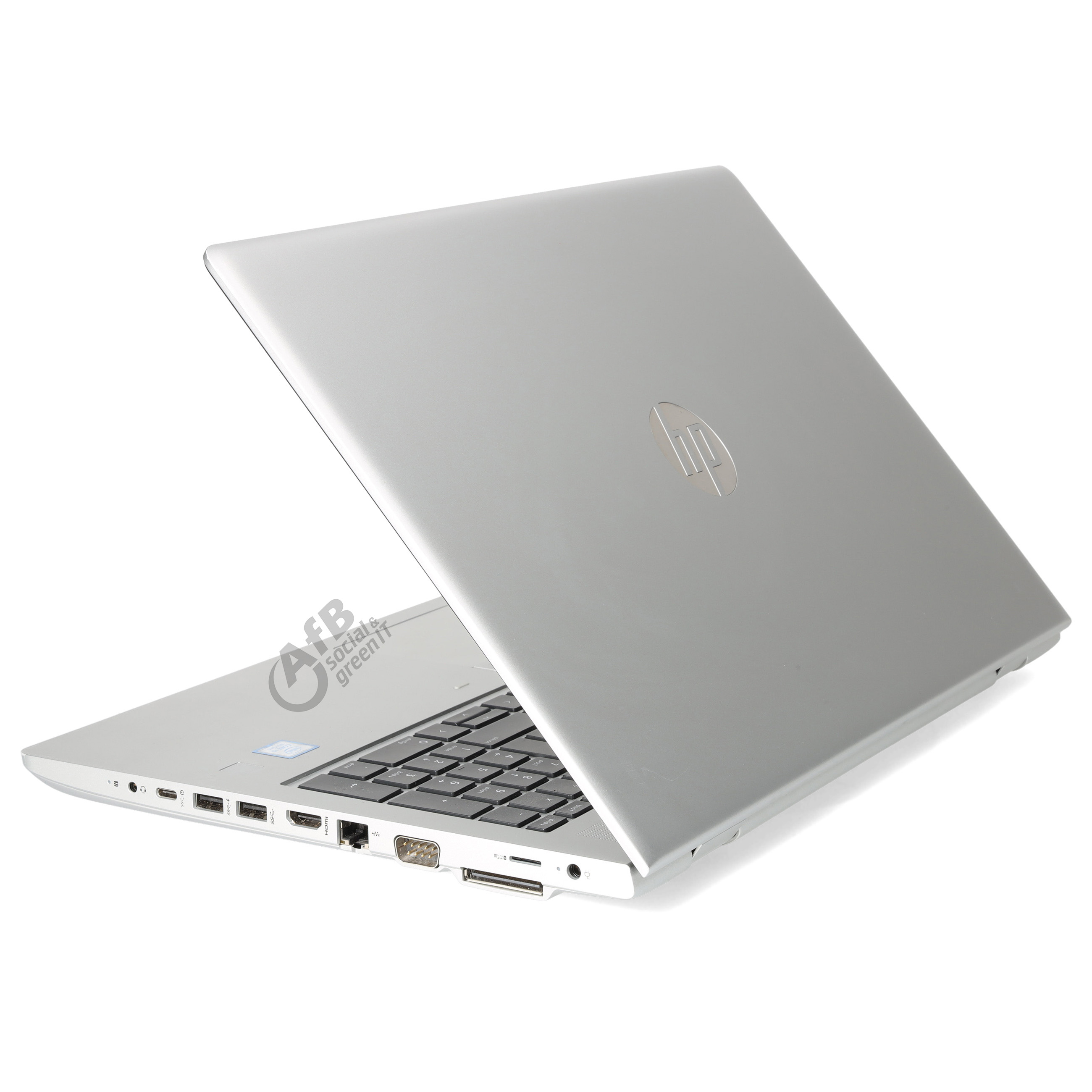 Silberner HP Laptop im halboffenen Zustand auf weißem Hintergrund, mit verschiedenen Anschlüssen an der Seite.
