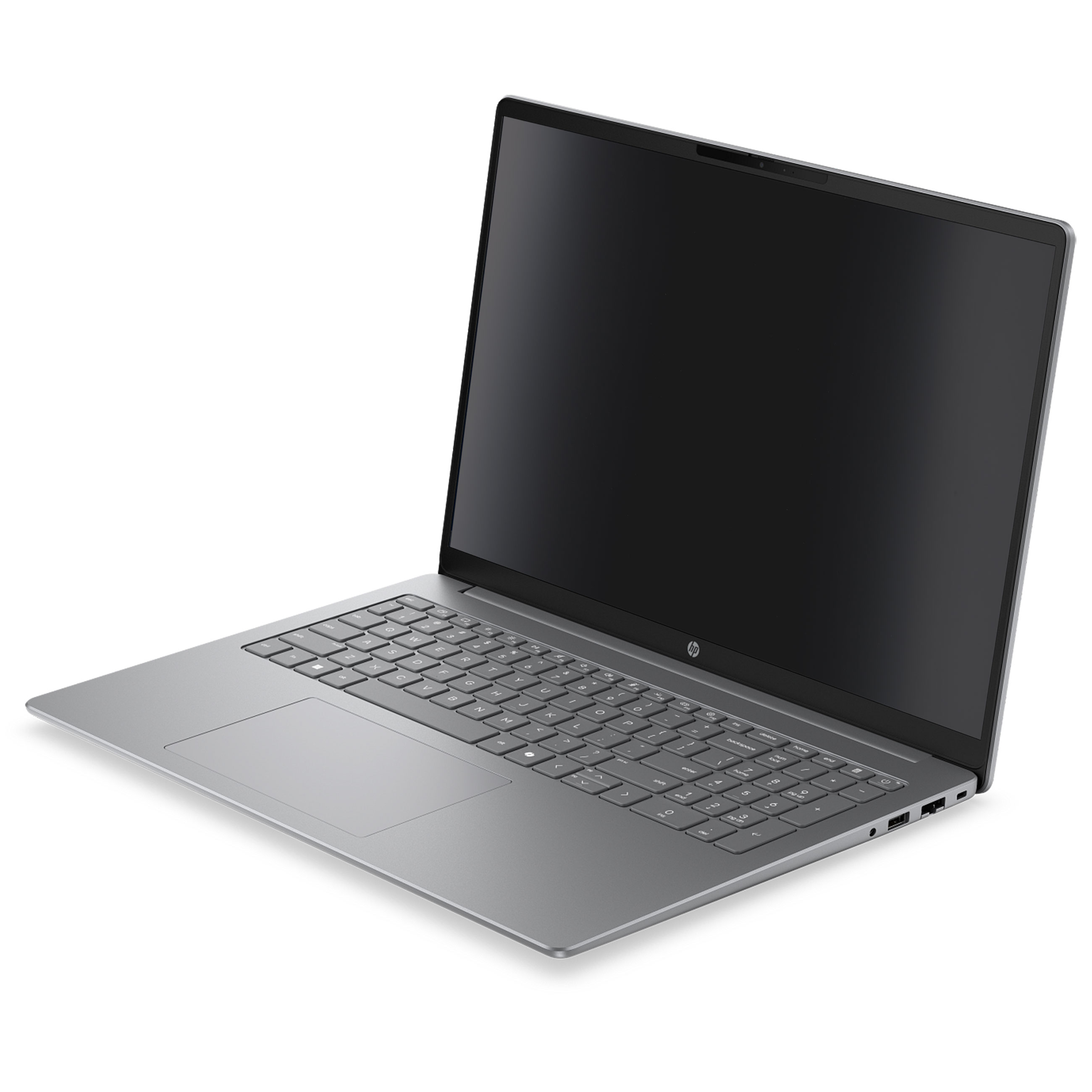 Ein silberner Laptop mit schwarzem Bildschirm steht schräg auf weißem Hintergrund.