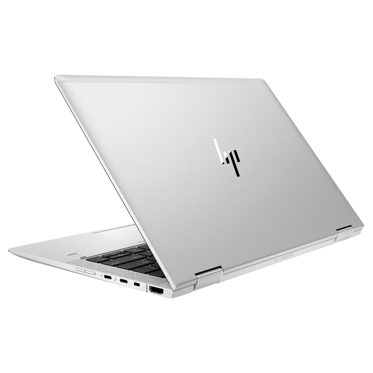 Ein silberner Laptop, teilweise geöffnet, steht auf einer weißen Oberfläche mit sichtbarem HP-Logo.