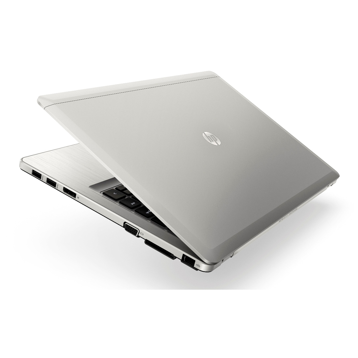 Ein silberner Laptop ist leicht geöffnet auf einer weißen Oberfläche dargestellt.