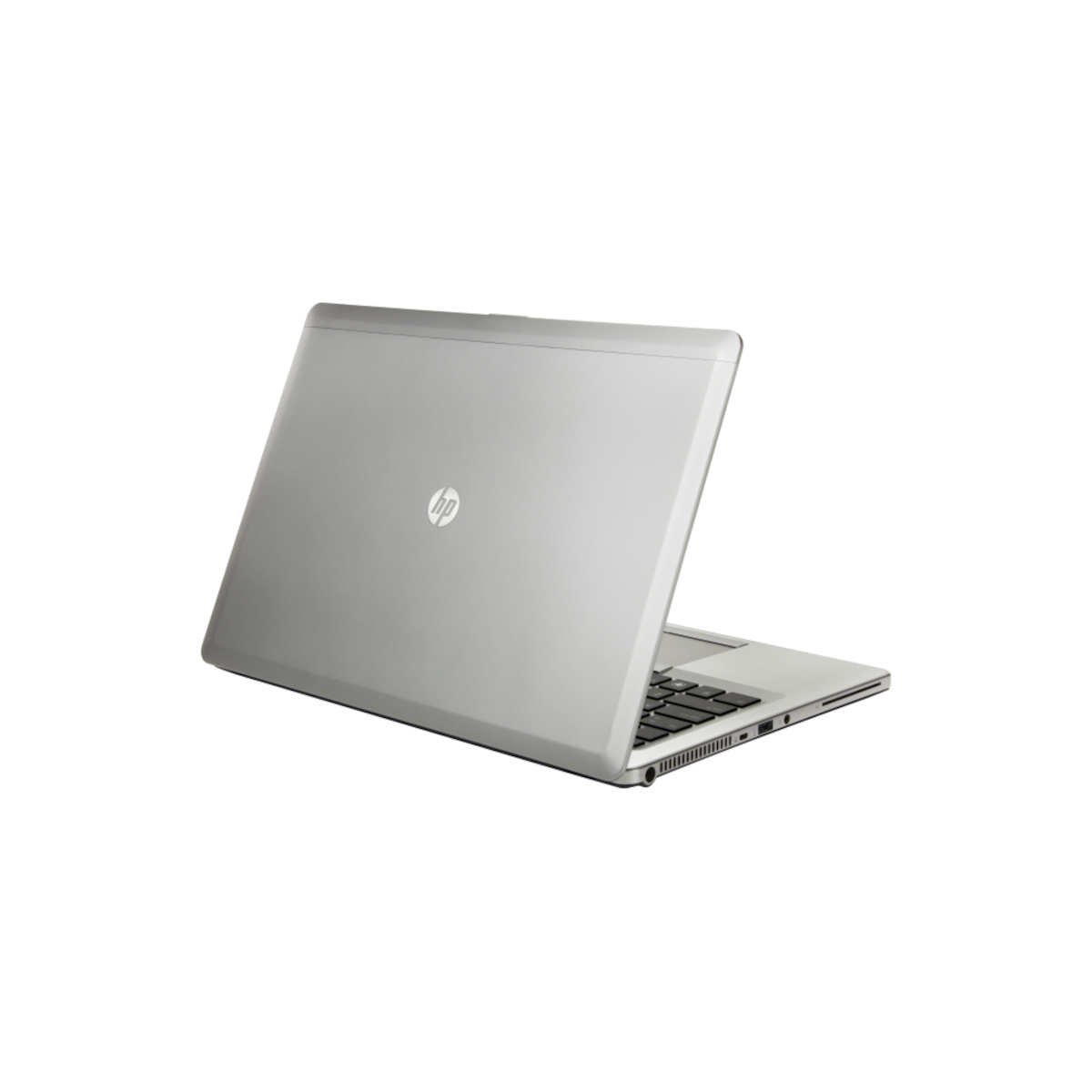 Ein silberner HP-Laptop steht halb geöffnet auf weißem Hintergrund.