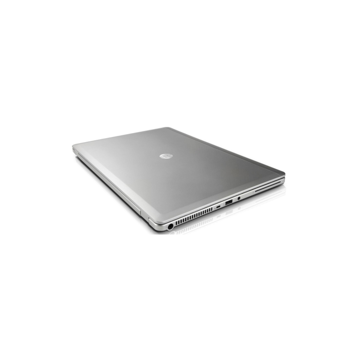 Ein geschlossener silberner HP-Laptop liegt auf einer weißen Oberfläche mit sichtbaren Anschlüssen an der Seite.