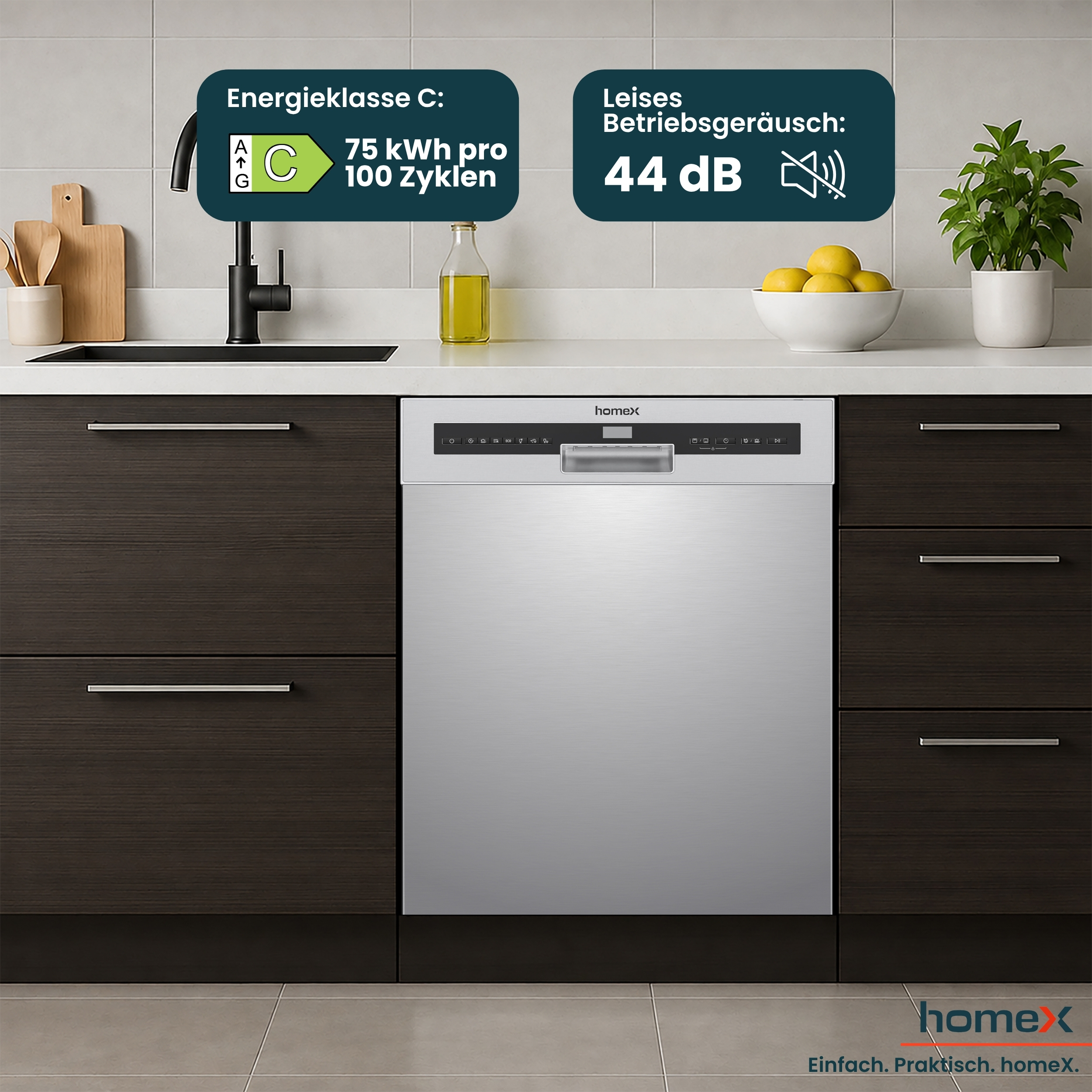 Moderne Spülmaschine in einer Küche mit Holzschränken und Infografiken zur Energieeffizienz.