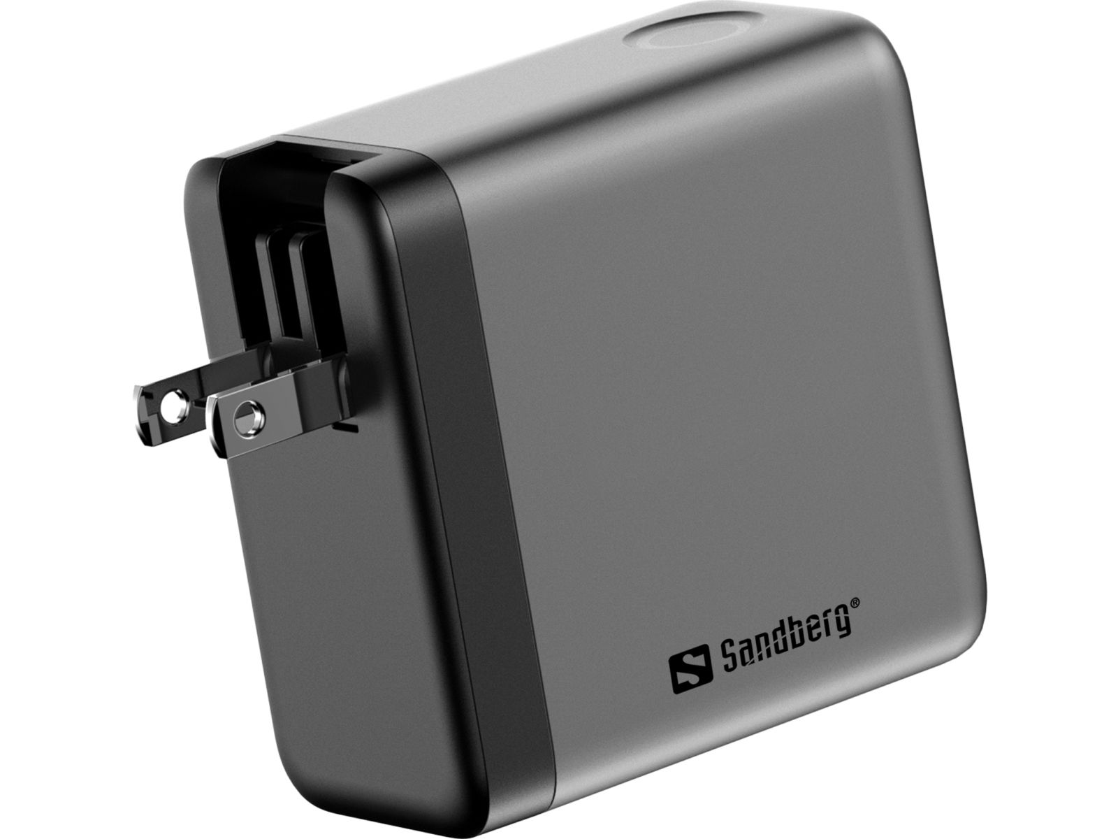 Ein graues Sandberg-USB-Ladegerät mit ausgeklappten Steckern auf weißem Hintergrund.