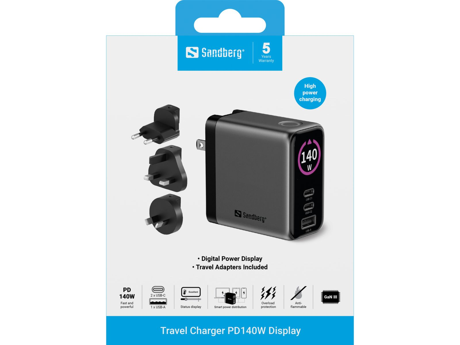 Sandberg 140W Reiseadapter mit digitalem Display und drei Steckern.