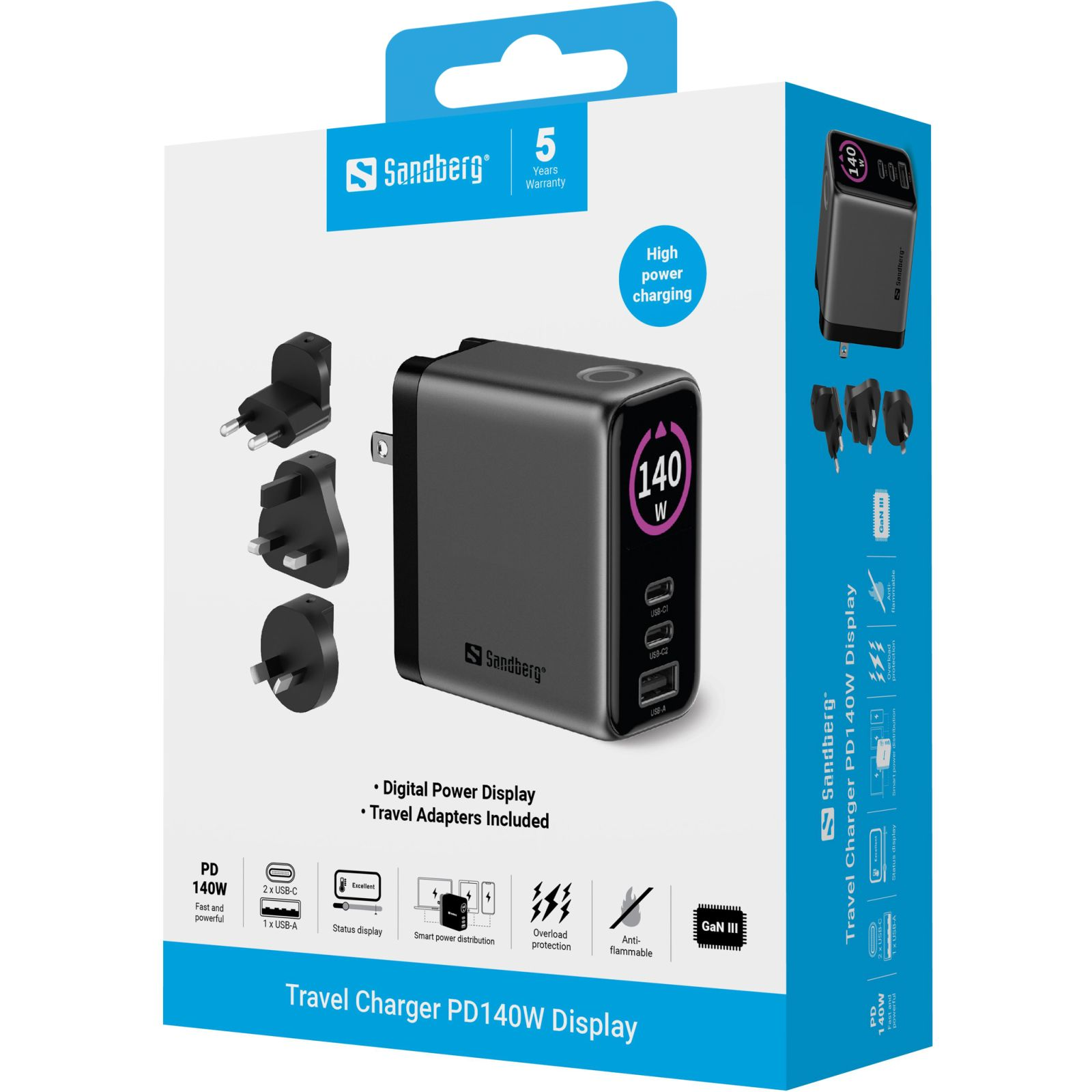Sandberg 140W Reiseadapter-Verpackung mit digitalem Display, drei USB-Anschlüssen und drei Steckern.