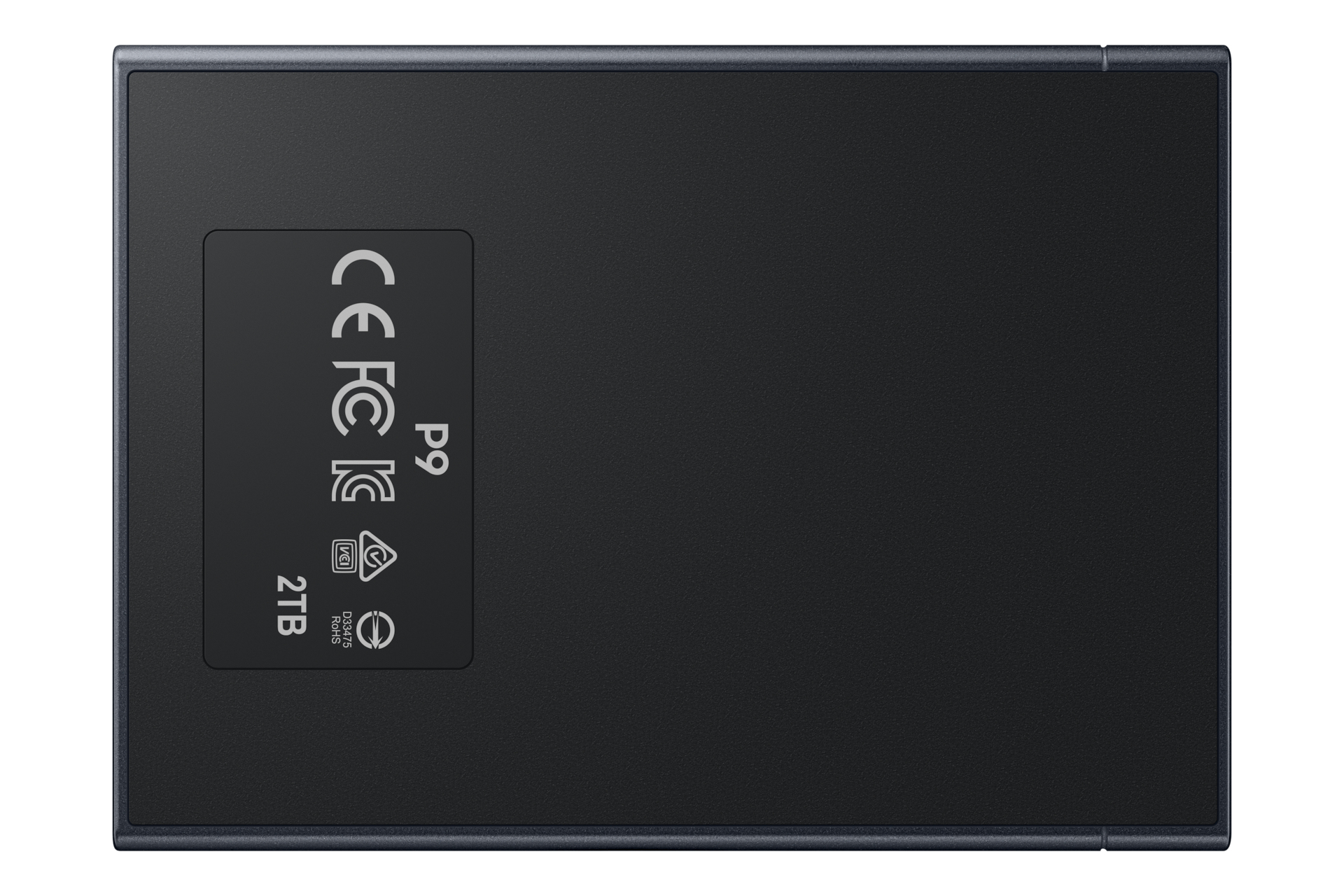 Eine schwarze P9 2TB SSD mit Zertifizierungssymbolen.