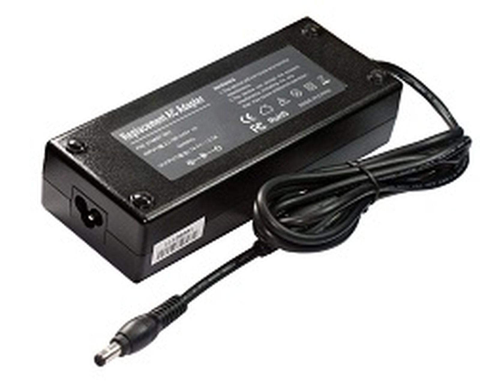 Ein schwarzes Laptop-Netzteil mit einem Etikett oben und einem aufgerollten Kabel auf weißem Hintergrund.