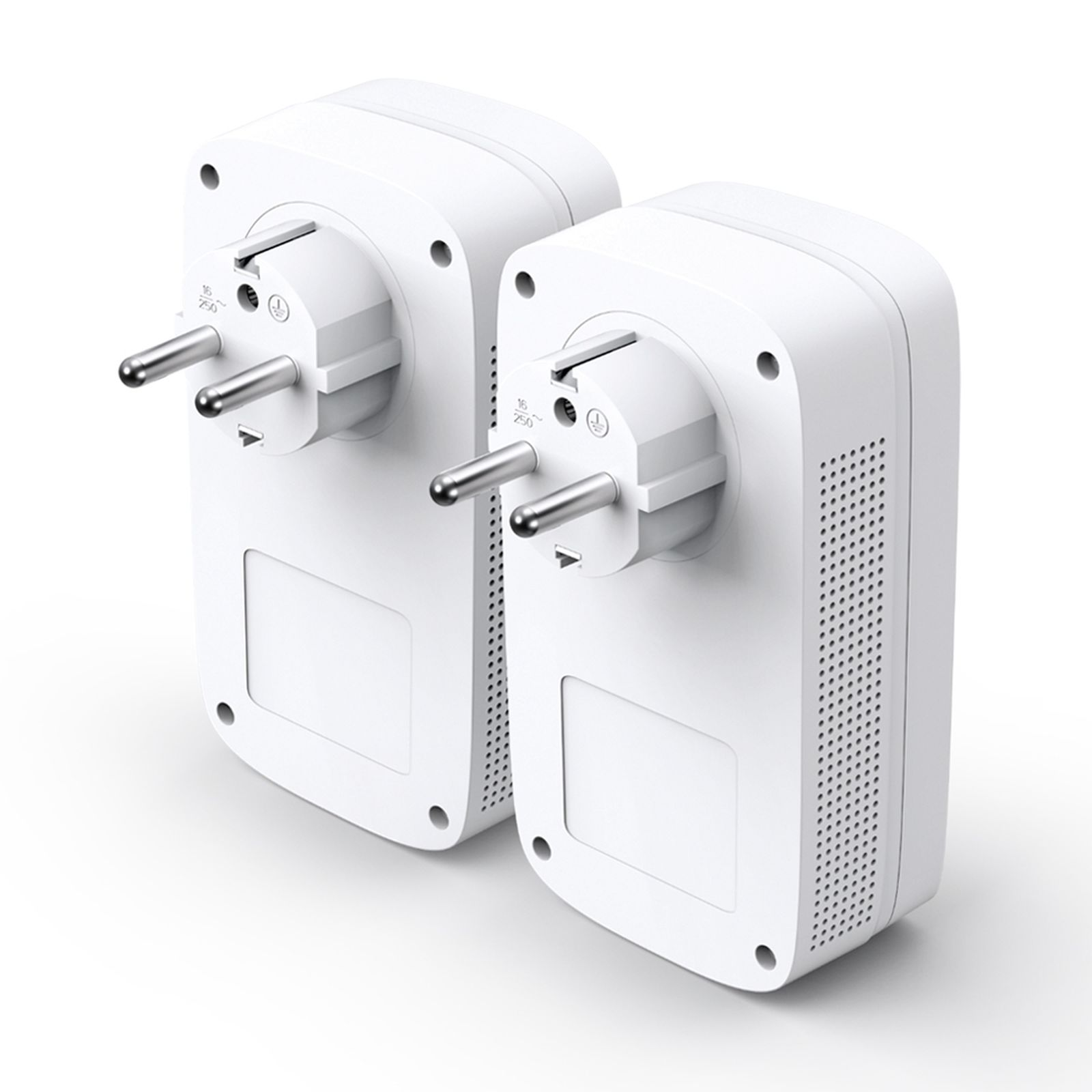 Zwei weiße Smart-Plugs mit europäischen Schutzkontaktstiften stehen aufrecht vor einem schlichten weißen Hintergrund.
