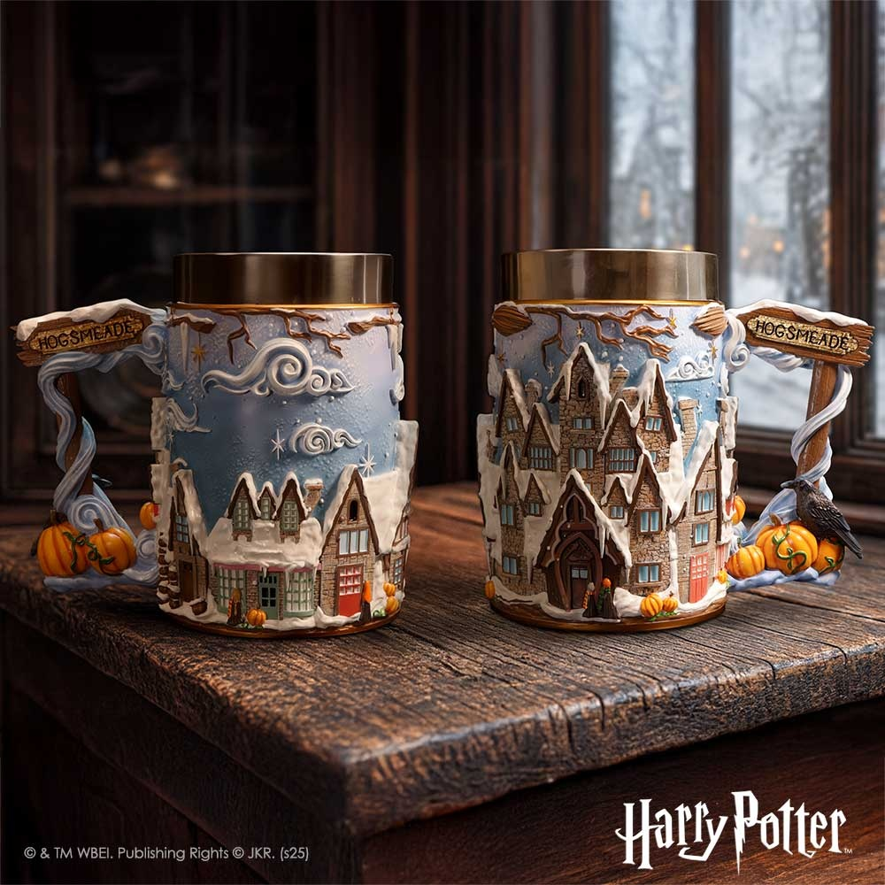 Dos jarras detalladas de Harry Potter Hogsmeade con un pueblo nevado y calabazas en una mesa de madera.