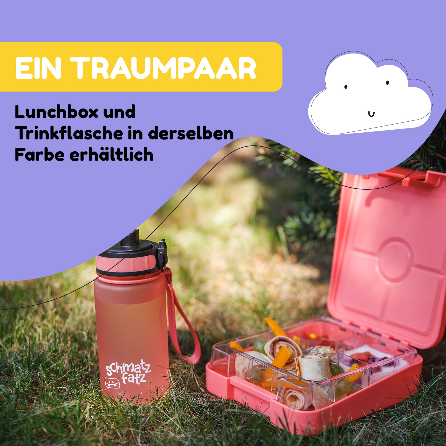 Eine rosa Lunchbox mit Essen und eine passende Trinkflasche auf Gras, begleitet von Werbetext und einer Wolken-Grafik.