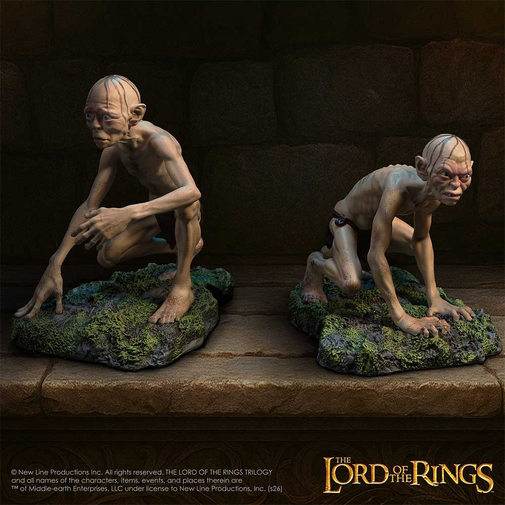Dos figuras de Gollum de El Señor de los Anillos se acurrucan en bases de roca cubierta de musgo.