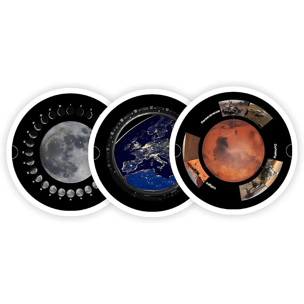 Drei runde Aufkleber mit Weltraummotiven zeigen den Mond, nächtliches Europa von oben und den Mars.