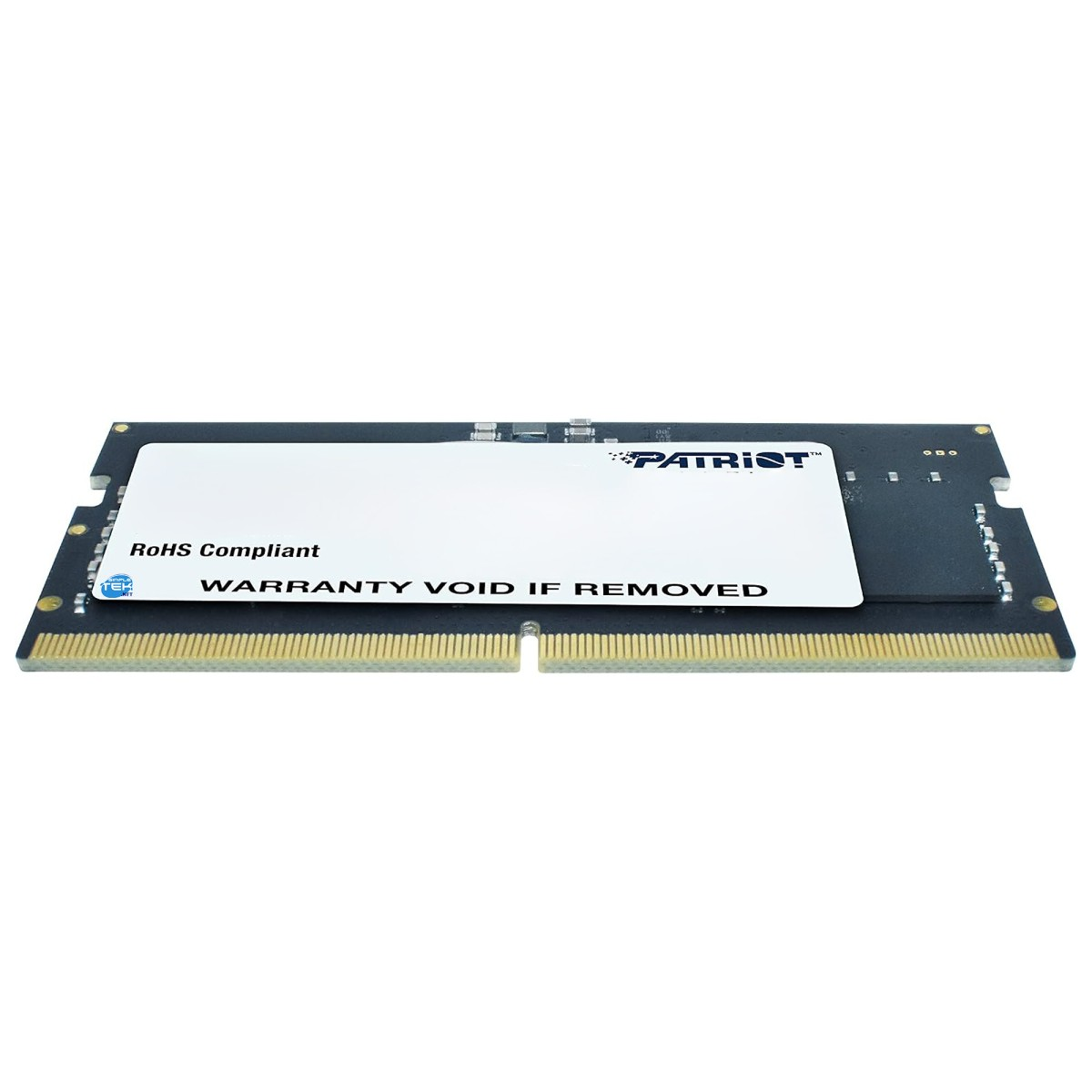 Un banco di RAM SODIMM Patriot con PCB nero e etichetta di garanzia bianca su sfondo bianco.