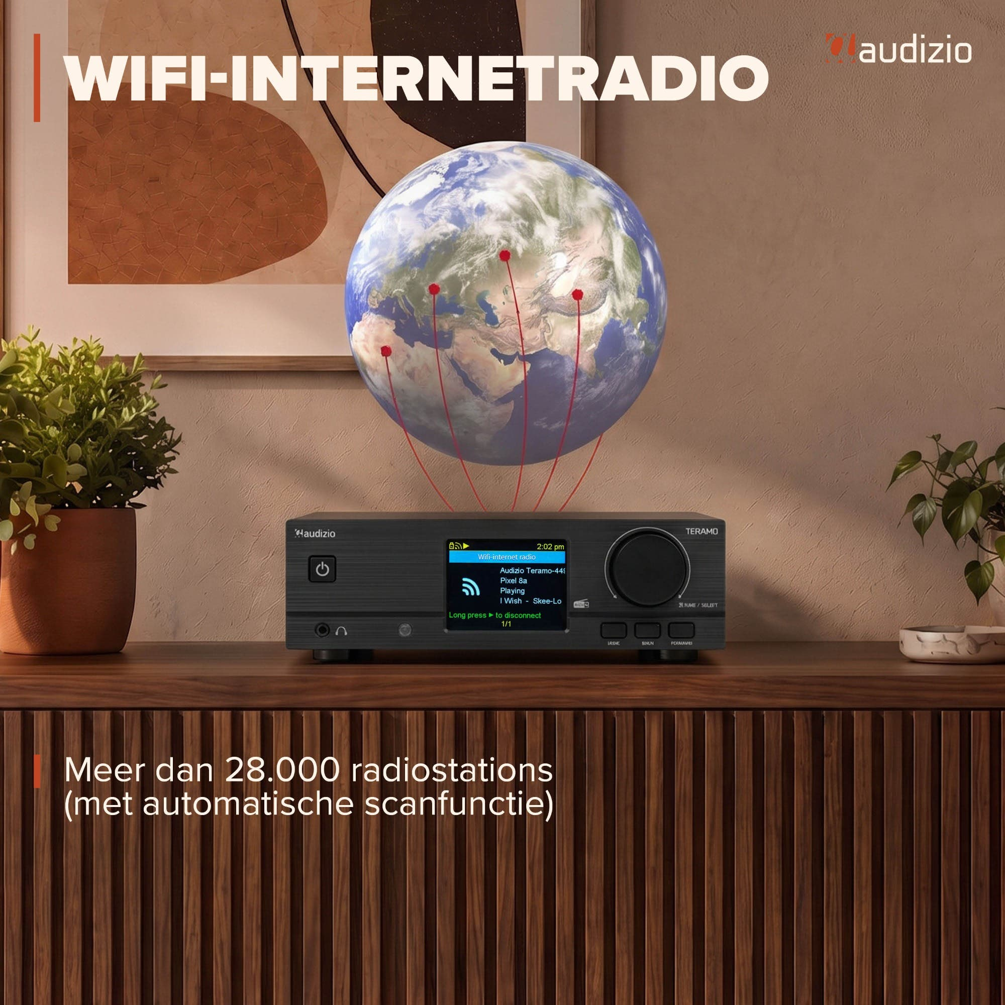 Una radio por internet Audizio descansa sobre una superficie de madera bajo un globo terráqueo.