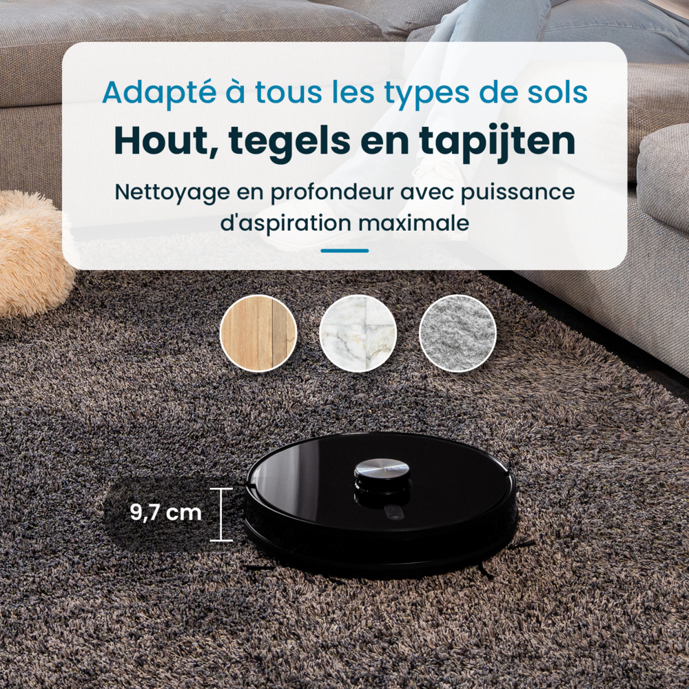 Un robot aspirador negro en una alfombra gris con texto publicitario arriba y tres iconos circulares.