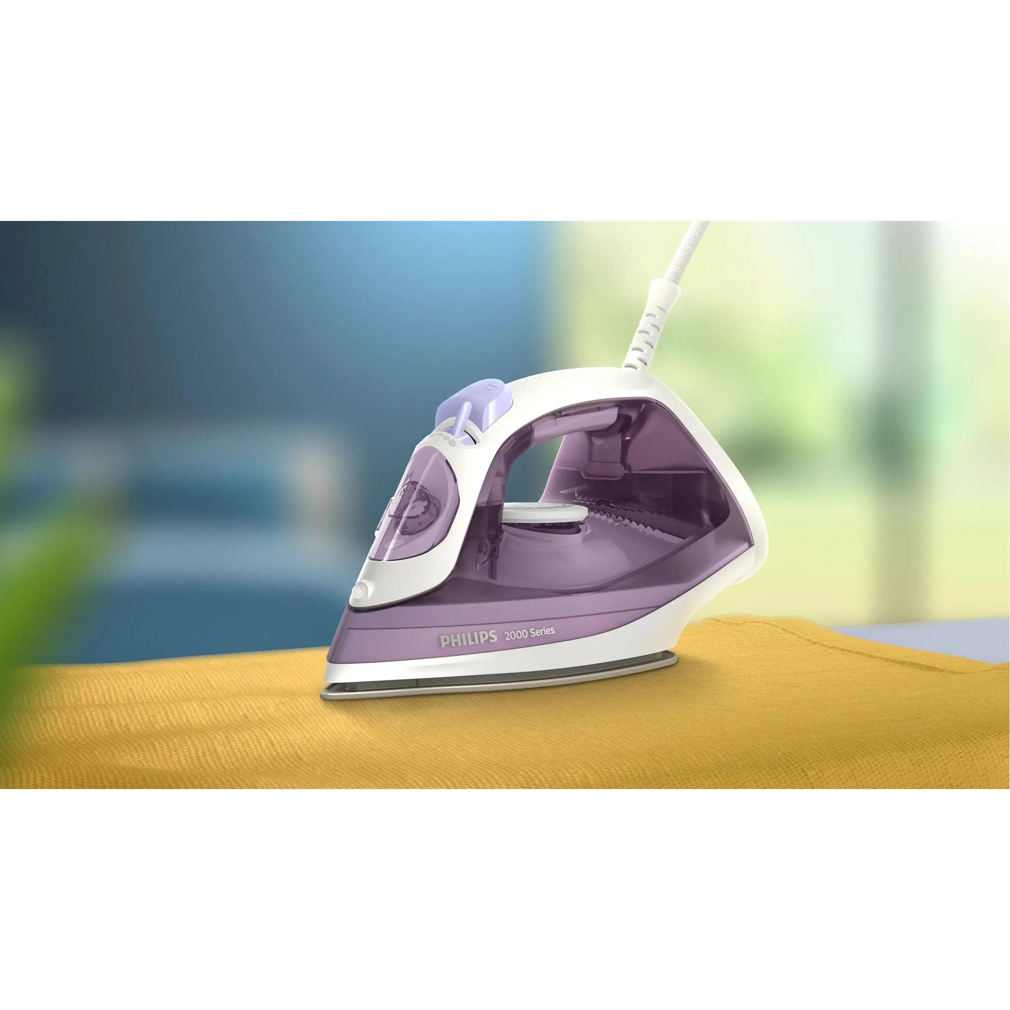 Un ferro da stiro a vapore Philips 2000 Series bianco e viola poggia su un tessuto giallo.