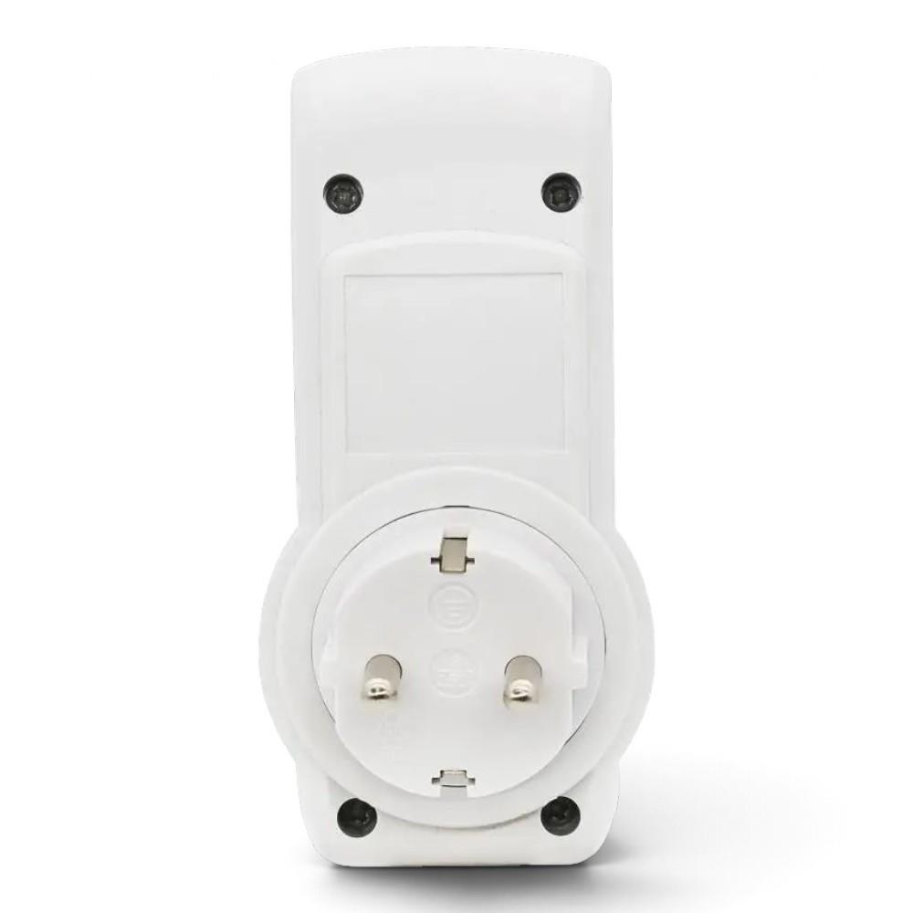 Beyaz arka planda pinleri olan beyaz elektrik prizi adaptörü.
