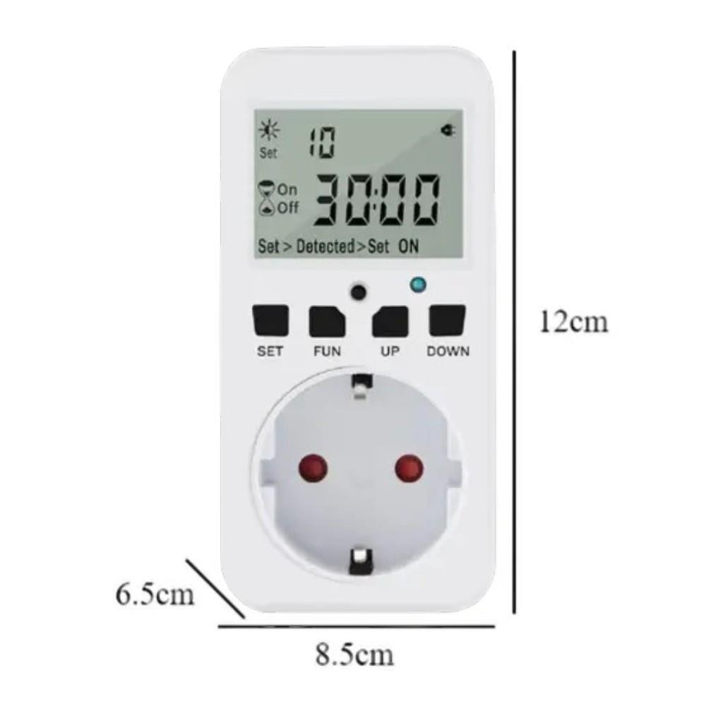 LCD ekranlı, dört düğmeli ve 12x8,5x6,5 cm ölçülerinde beyaz dijital priz zamanlayıcı.