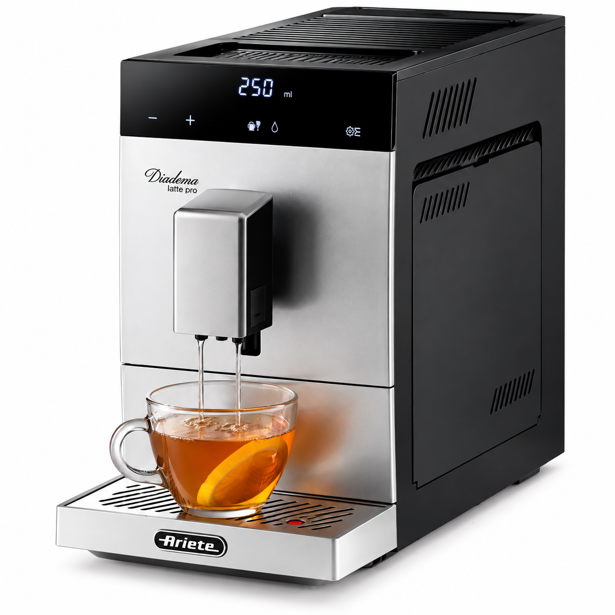 Moderna macchina da caffè Ariete nera e argento versa acqua in una tazza di vetro con limone.