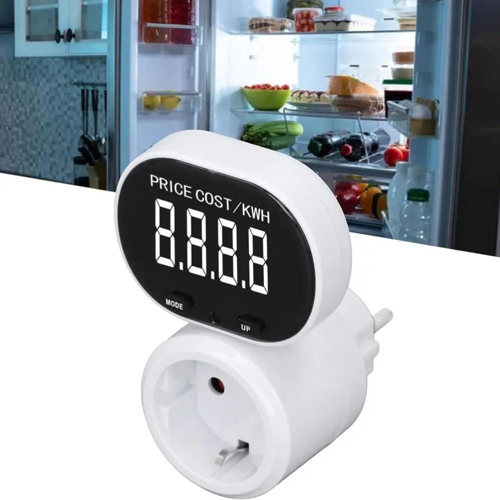 Açık bir buzdolabının önünde dijital ekranlı beyaz bir güç ölçer.