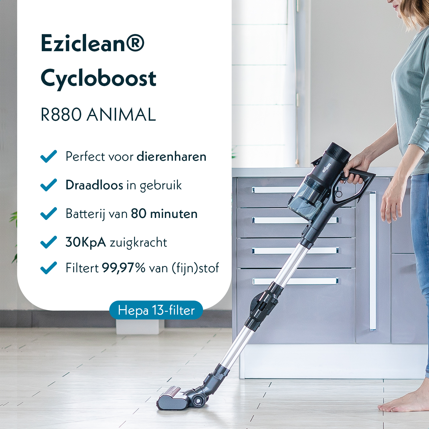 Eine Frau staubsaugt mit einem kabellosen Eziclean Cycloboost R880 Animal Staubsauger.