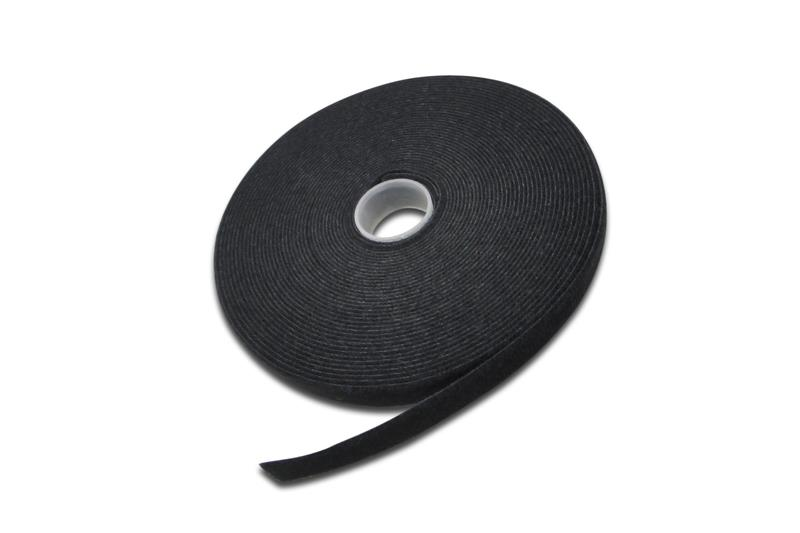 Eine Rolle schwarzes Klettband auf einer weißen Oberfläche.