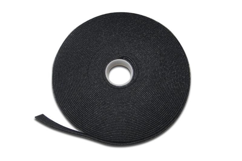 Eine Rolle schwarzes Klettband auf weißem Hintergrund.