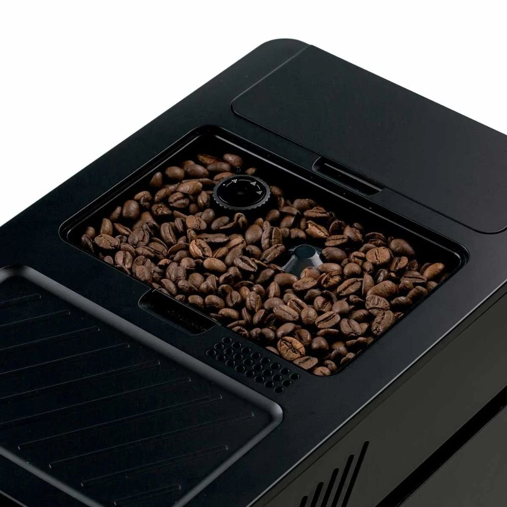 Una tramoggia per chicchi di caffè nera di una macchina, piena di chicchi tostati e con ghiera.