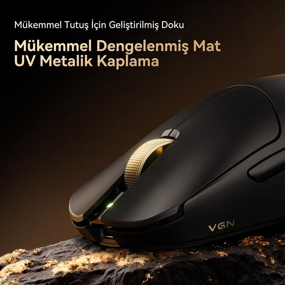 Altın detaylı koyu, kayalık bir yüzey üzerinde altın kaydırma tekerleğine sahip siyah bilgisayar faresi.