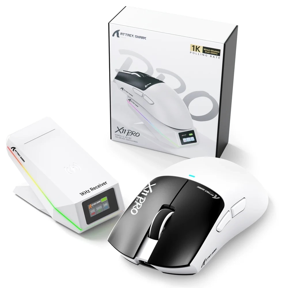 Attack Shark X11 Pro siyah-beyaz kablosuz oyuncu mouse, şarj istasyonu ve ürün kutusu beyaz zemin üzerinde.