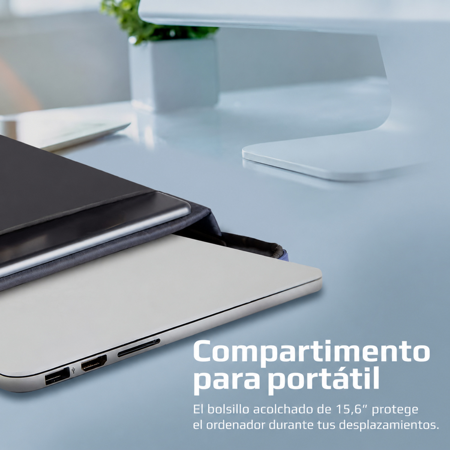 Un ordenador portátil plateado en una funda acolchada sobre un escritorio claro con monitor.