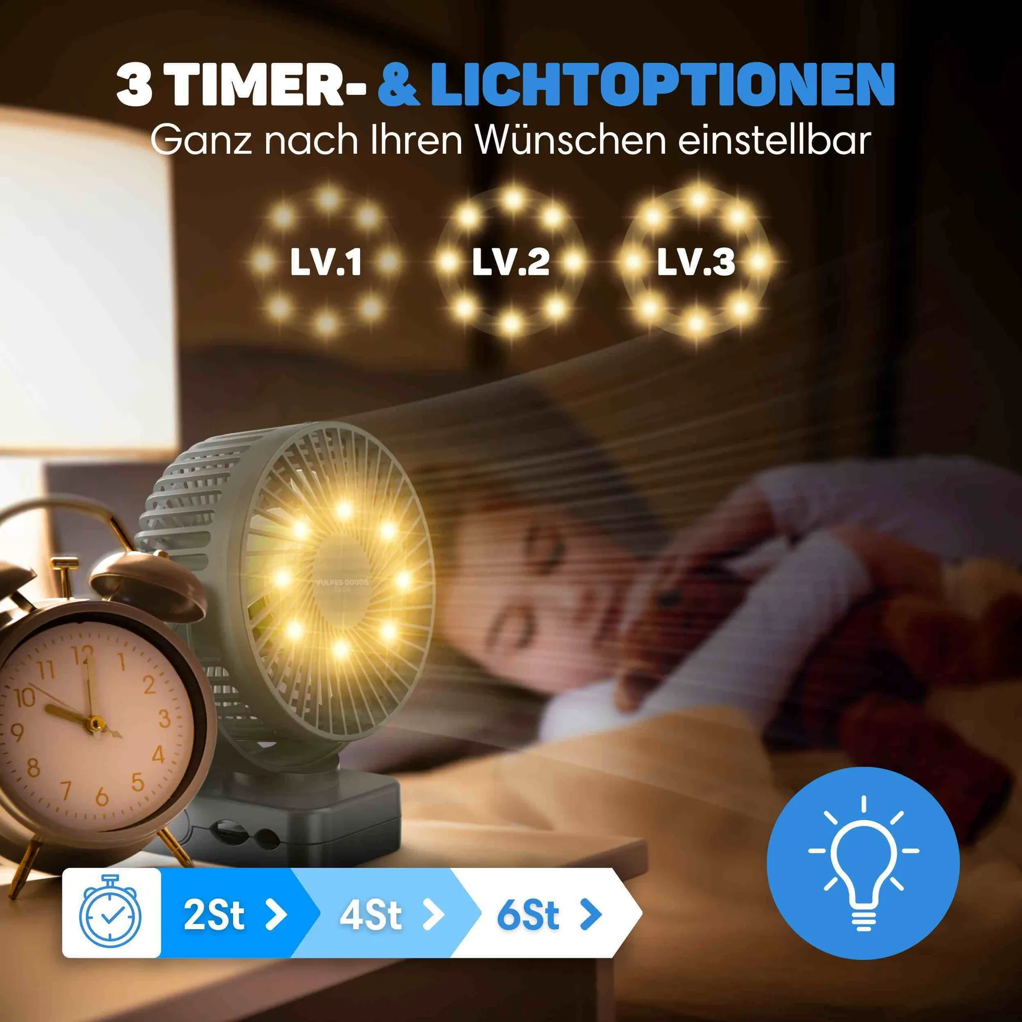 Ein Tischventilator mit Lichtring, ein Wecker und ein schlafendes Kind im Bett im Hintergrund.