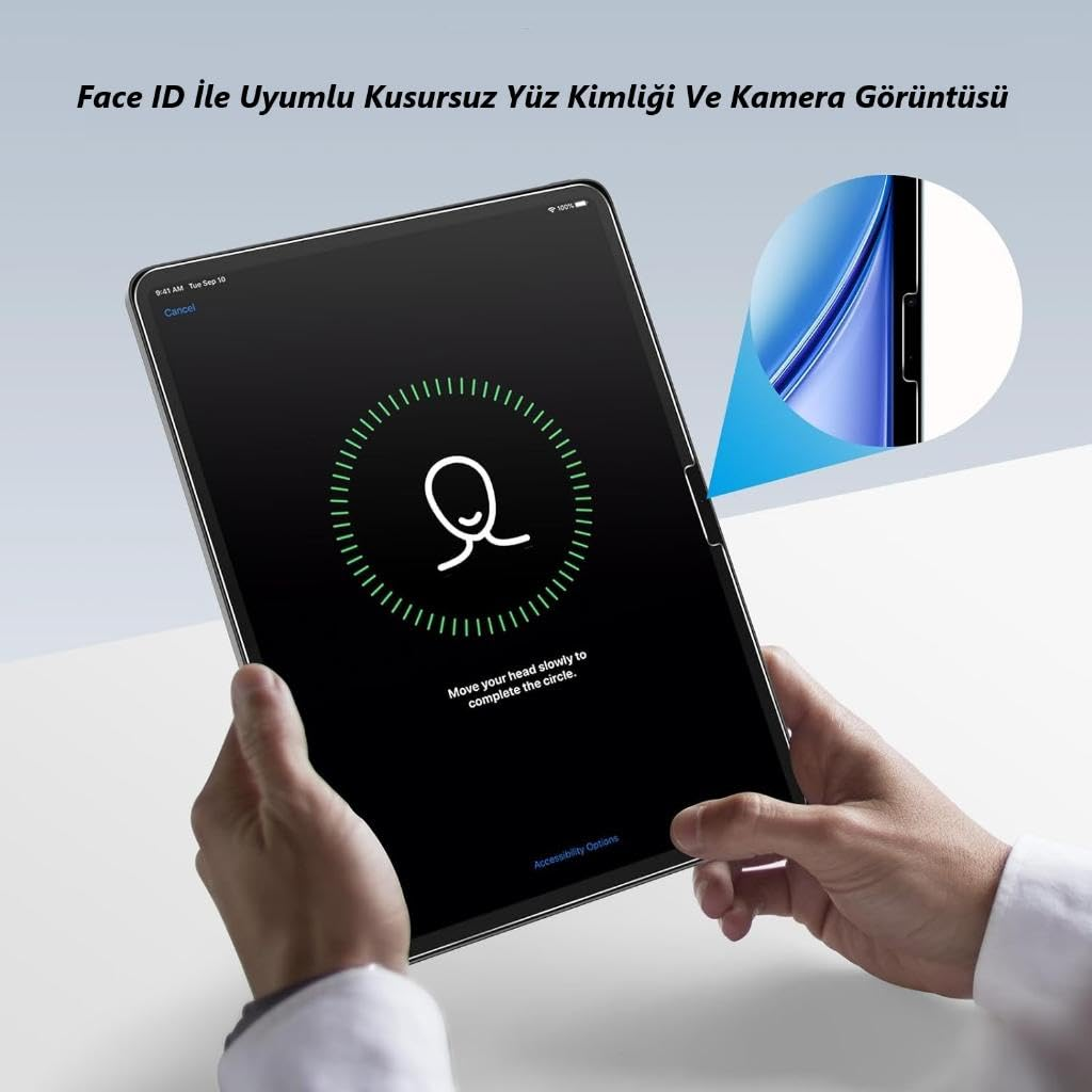 Gri arka planda eller tarafından tutulan siyah bir tablette Face ID kurulumu görünüyor.