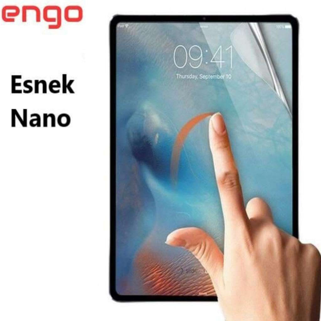 Bir tabletin ekranından koruyucu film kaldıran bir el.