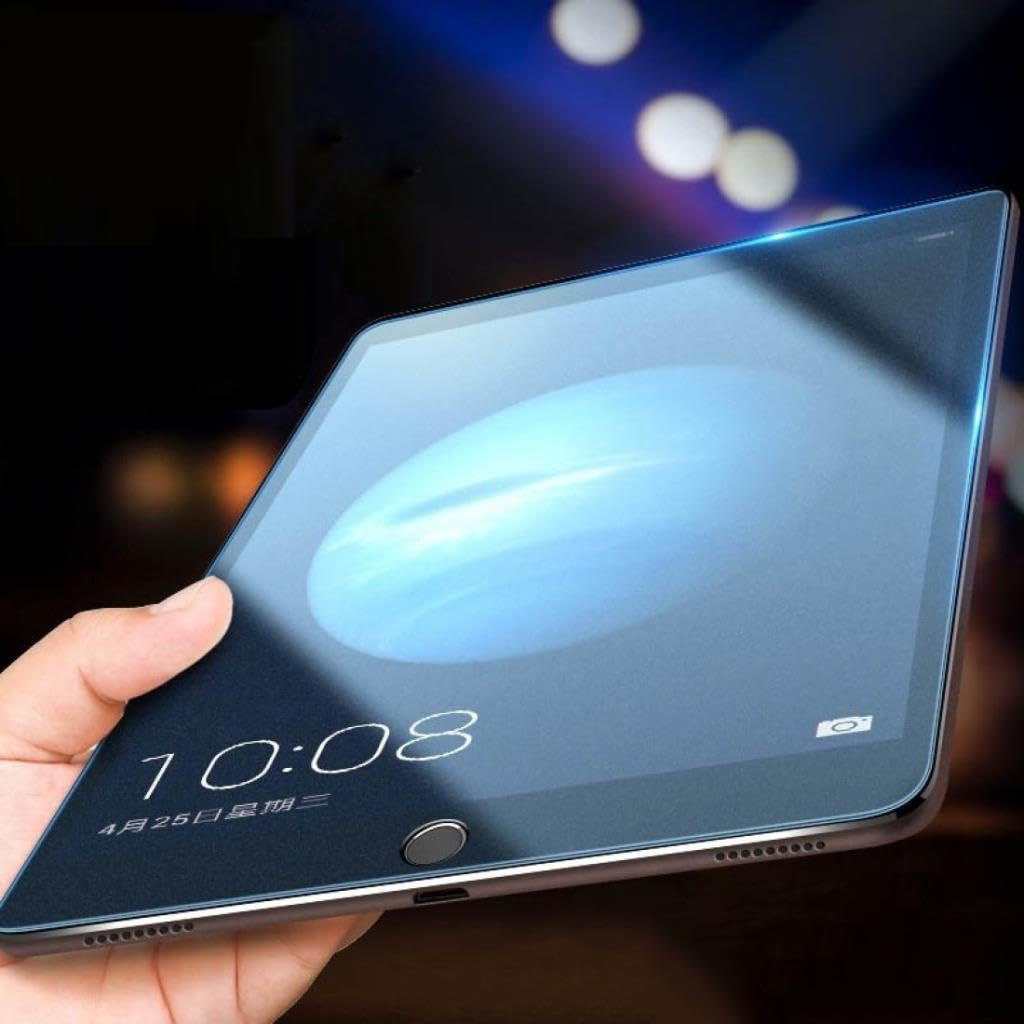 Bir el, 10:08 saatini ve mavi gezegen duvar kağıdını gösteren şık bir tablet tutuyor.