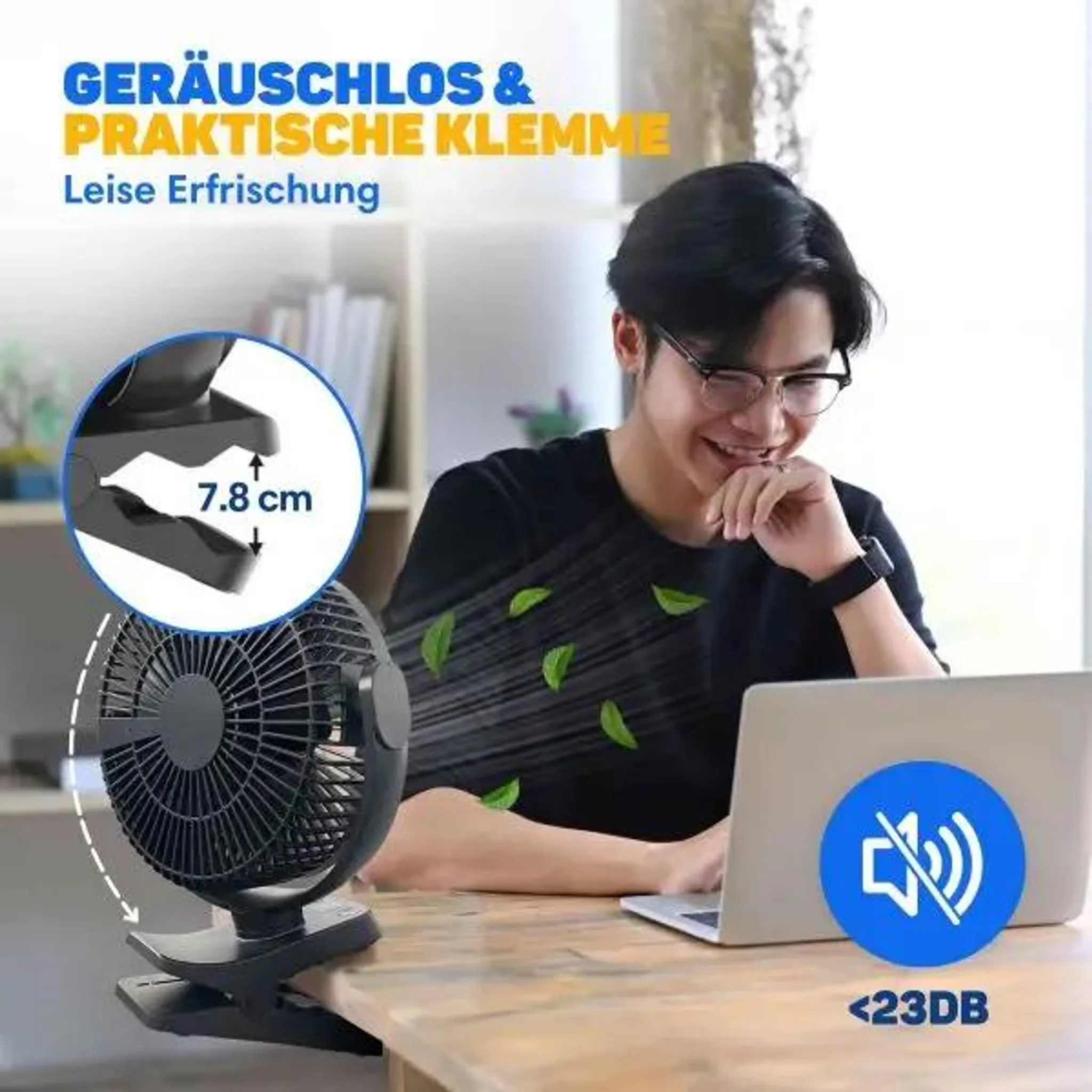Ein Mann sitzt an einem Laptop, während ein leiser Clip-Ventilator auf dem Tisch steht.