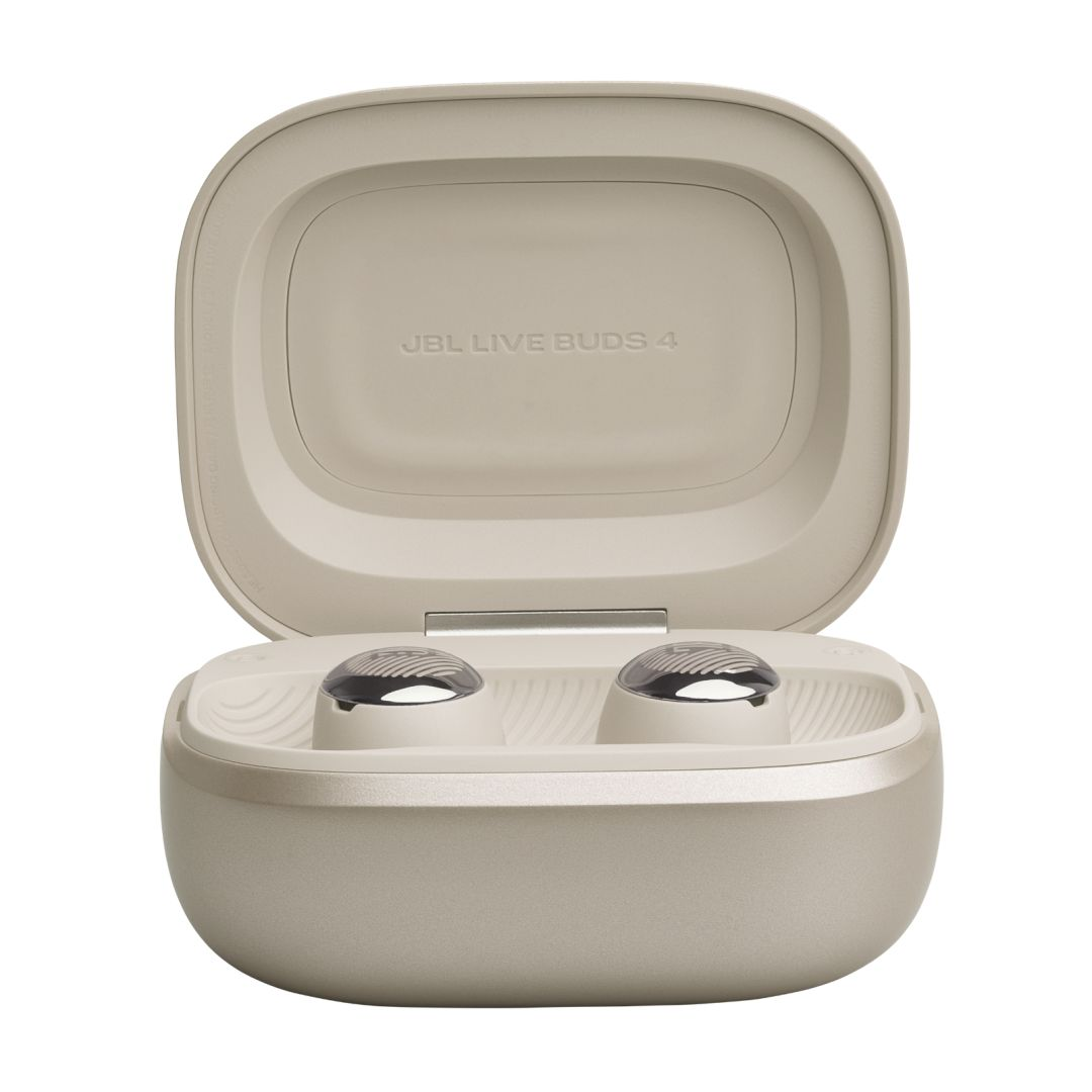 Custodia di ricarica beige con coperchio aperto, che rivela due auricolari wireless coordinati con superfici tattili metalliche.