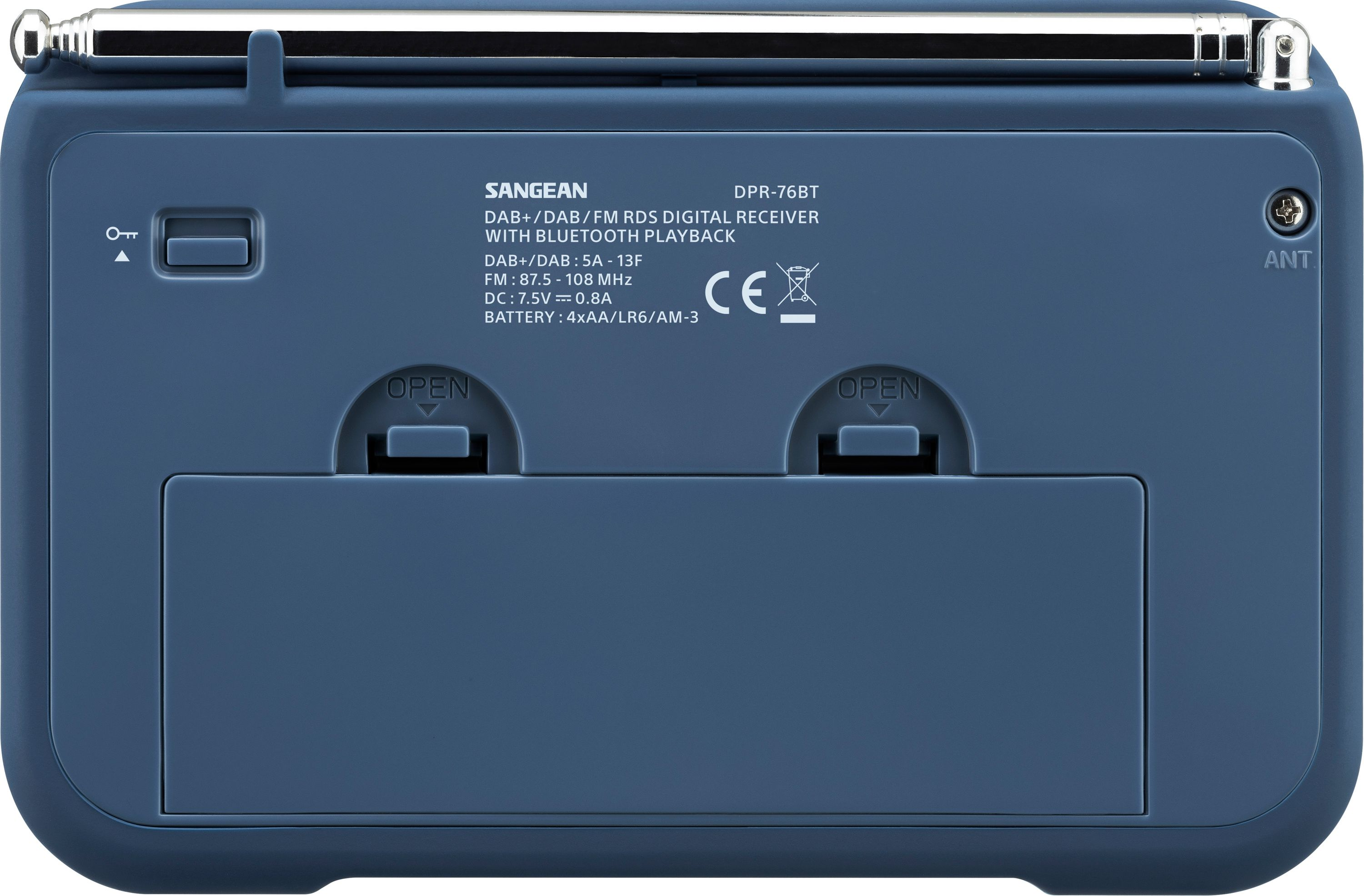 Rückseite eines blauen Sangean DAB-Radios mit ausziehbarer Antenne, Batteriefach und technischen Aufschriften.
