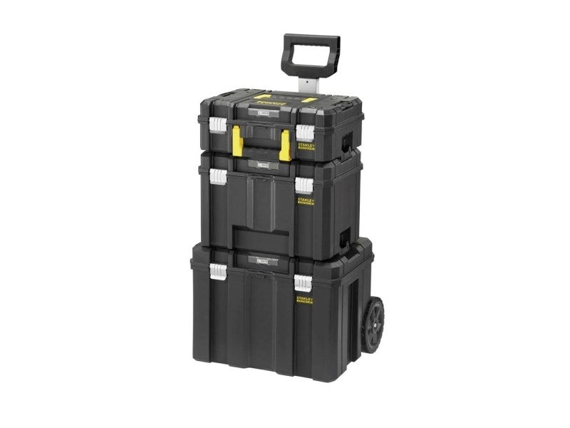 Caja de herramientas negra apilable con ruedas, pestillos amarillos y plateados y asa extensible.