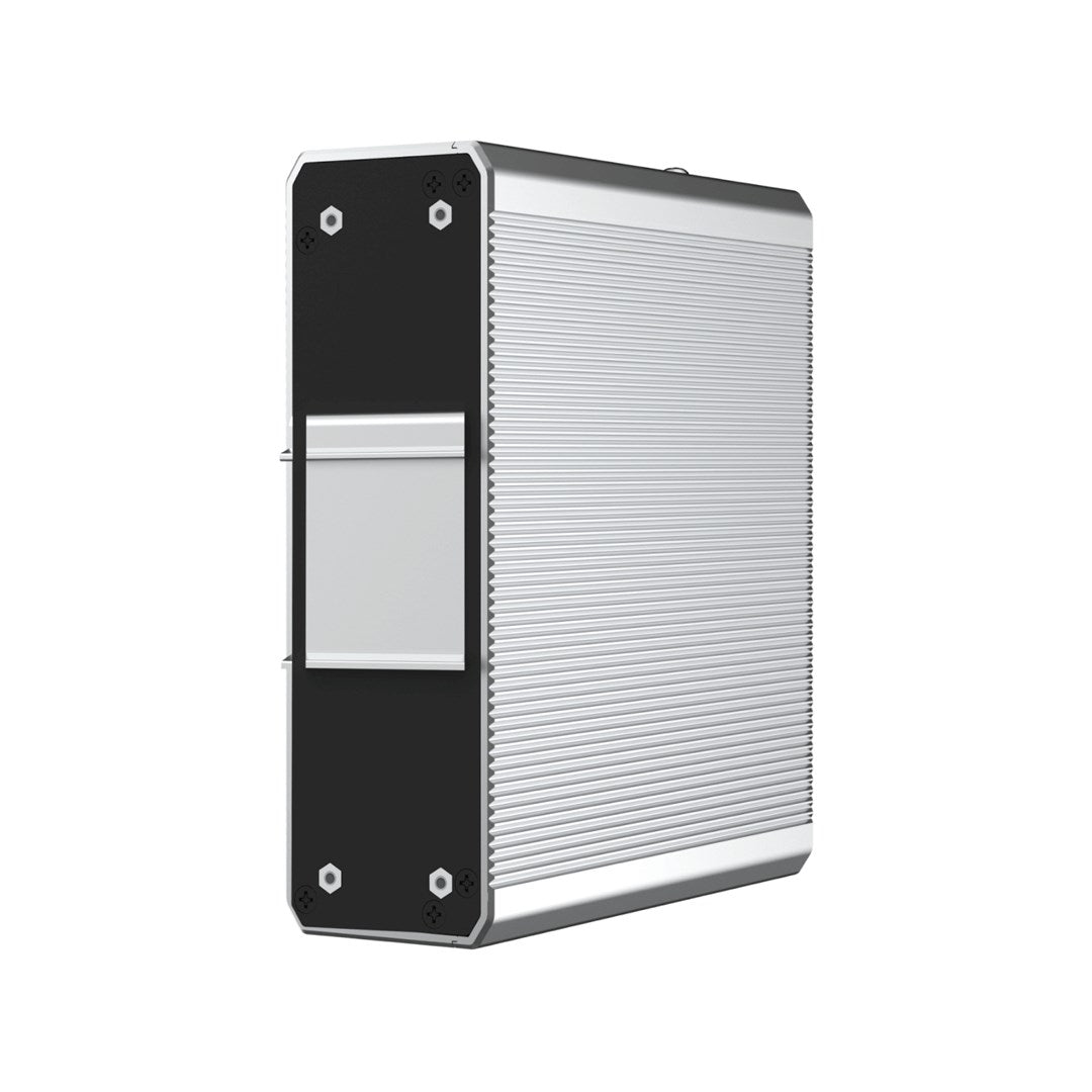 Una carcasa electrónica rectangular de aluminio plateado con panel frontal negro y aletas laterales.