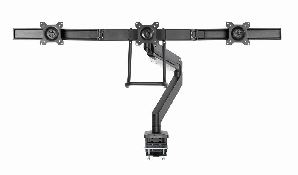 Un soporte de escritorio negro y ajustable para tres monitores con tres soportes VESA sobre fondo blanco.