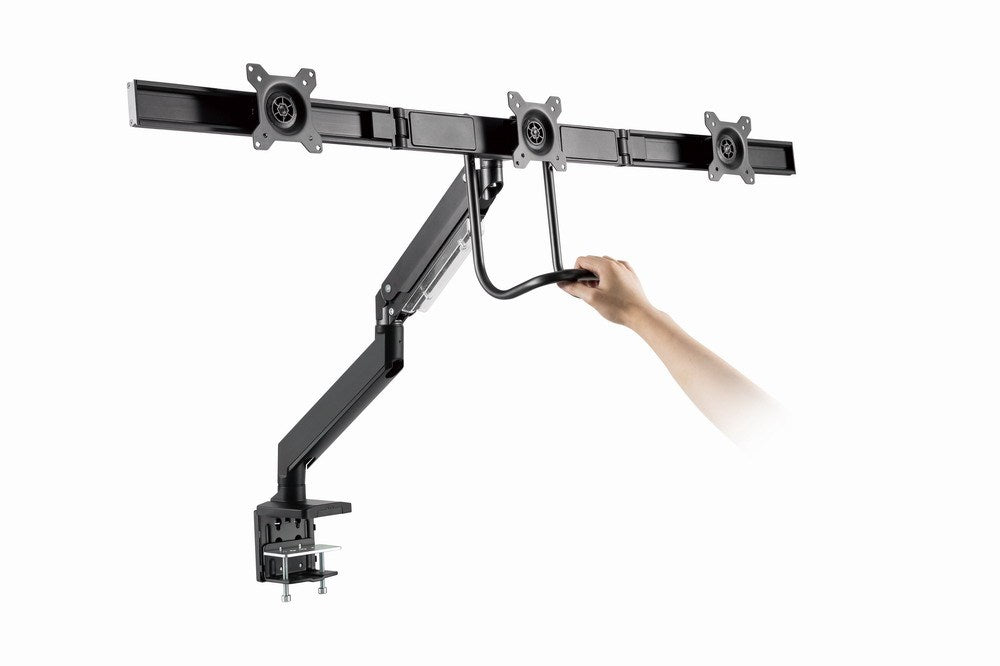 Un brazo de monitor de escritorio negro y ajustable para tres pantallas con una mano sosteniendo el soporte.