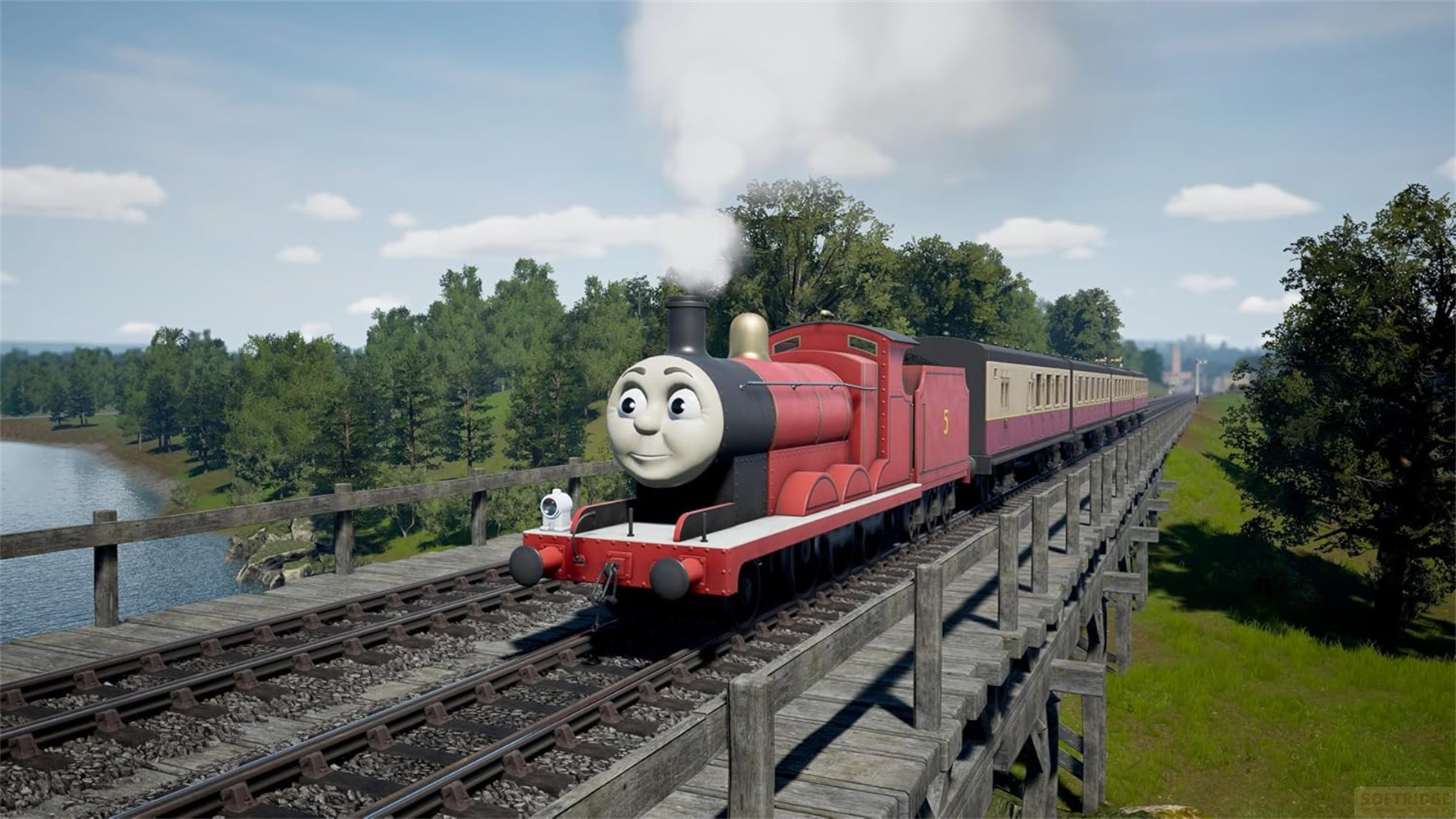 Eine rote Dampflokomotive mit Gesicht fährt über eine Holzbrücke, umgeben von Bäumen und Wasser.